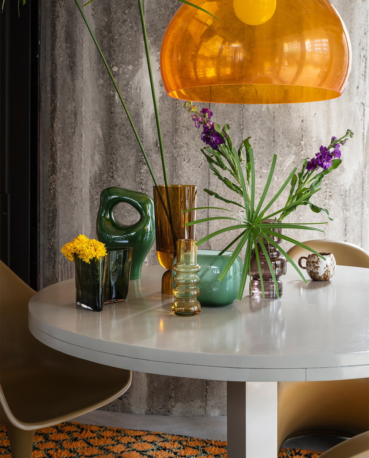 Mangohouten eettafel Deck in kleur Clay van vtwonen, 78×120 cm (hxØ) € 749,-, lamp van Kartell € 243,-, vaas van Hay € 85,-, mok met oor van Bloomingville € 11,35 (vtwonen.nl). Stoel met poot € 439,-, S-chair € 595,- (householdhardware.nl). Vintage karpet, 267×170 cm € 890,- (rozenkelim.nl). Keramisch ornament Glossy Green € 79,95 (hkliving.nl). Kom op voet € 44,95 (pietheineek.nl). JA | vtwonen 02-2022 | styling Marianne Luning | fotografie Stan Koolen