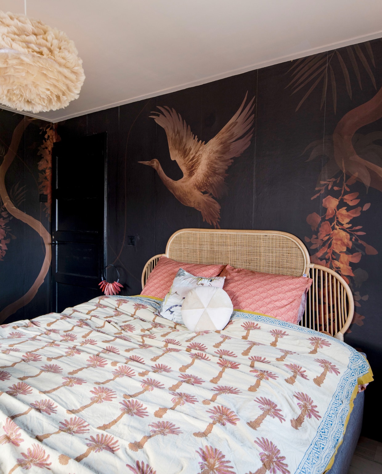 Behang Photowall Sweden, hoofdbord Kave Home, hanglamp Umage Design, sprei Doing Goods, kussenslopen Swedish Lines, klein kussen met kraanvogels Xenos. Plafond muurverf Forel Histor. Overig onbekend. vtwonen 12-2022 | fotografie Corine Hoge Bavel