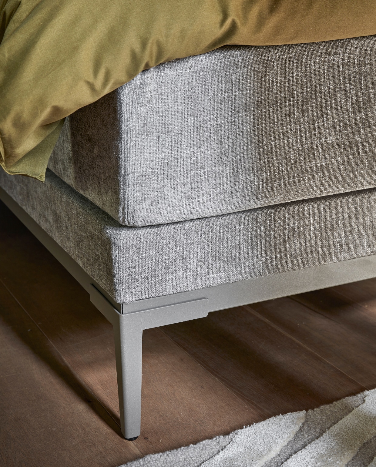 Boxspring Lifestyle by vtwonen Cinnamon Small in stof Mirage Taupe vanaf € 1990,- (140×200 cm) met champagne frame en poot Track. vtwonen 12-2022 | productie Tanja Saarberg | styling Danielle Verheul | fotografie Peggy Janssen