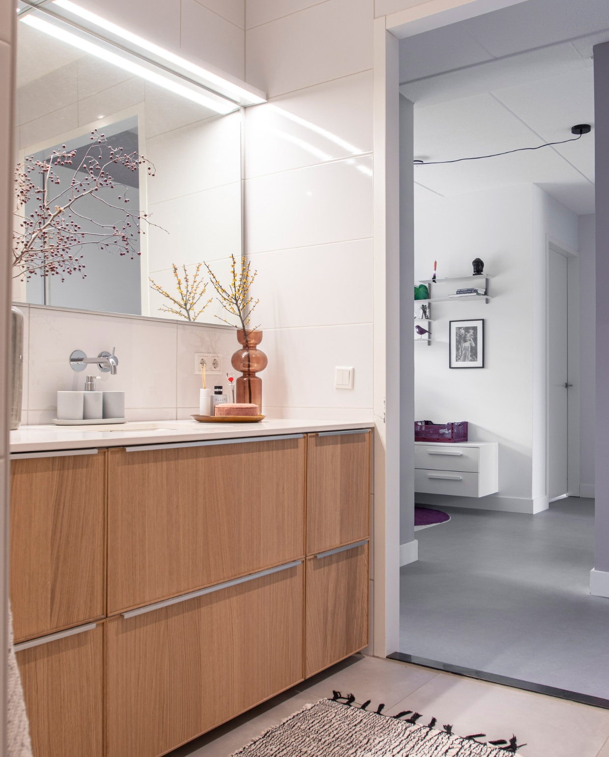 Wasmeubel gemaakt van Ikea keukenkasten en een natuurstenen blad, vloerkleed en vaas Kwantum, tandenborstelhouders Hema. Overig onbekend. vtwonen 11-2022 | productie CocoFeatures | fotografie Anne de Haan