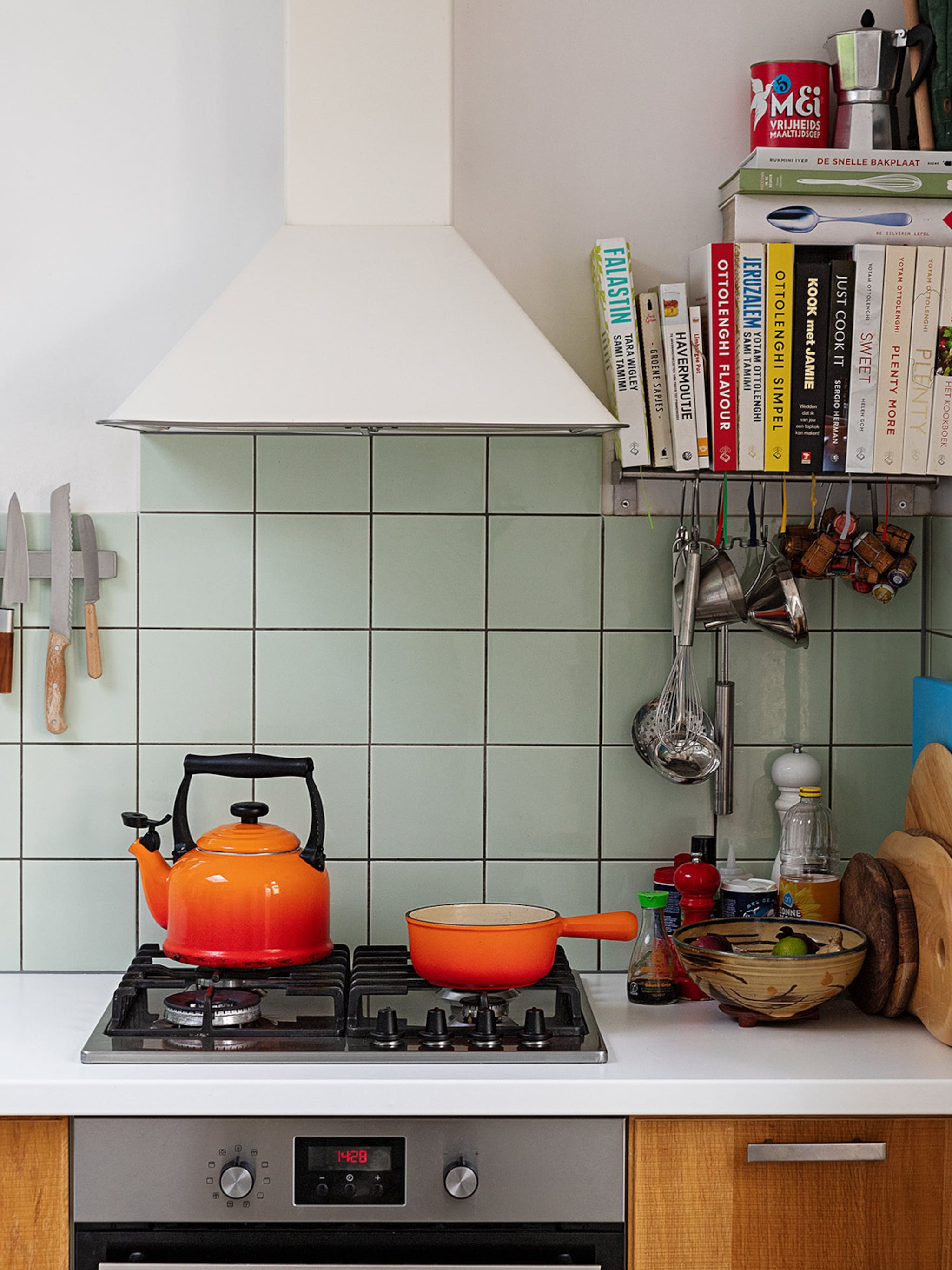 een schone frisse keuken zo werkt een afzuigkap met koolstoffilter