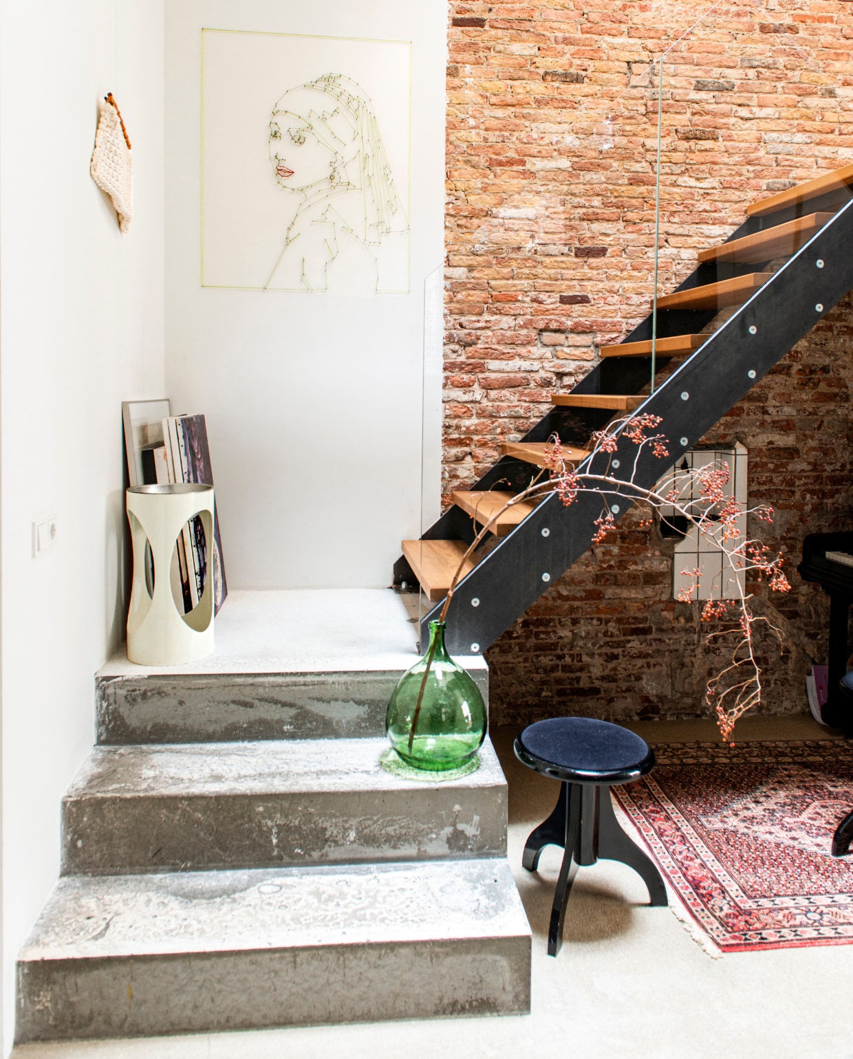Hanglamp Bocci via Homestede, tak Stokman Bloemen, stalen trap Cor Beugelsdijk Noordwijkerhout, vloerkleed vintage, piano en krukken Andriessen Piano’s-Vleugels, flesvaas Franse brocantemarkt, kunstwerk Meisje met Parel van Mo Man Tai via Kunst Centrum Haarlem. vtwonen 10-2022 | productie De Binnenkijkers | styling Jeske Weel | fotografie Caroline Coehorst