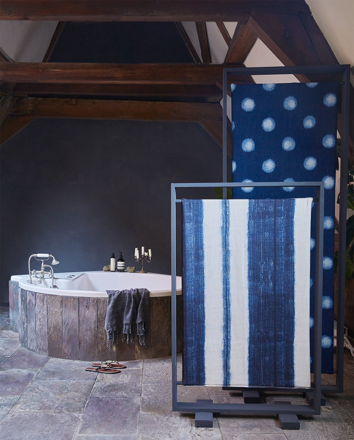 Badkamer indigo blauw , , DIY kamerscherm uit vtwonen special 06-2020, Linnen van Chivasso (jab.de). &gt; Stoffen van William Yeoward (wva.nl). Overig privébezit. JA | vtwonen 06-2020 | styling Marianne Luning | fotografie Tjitske van Leeuwen