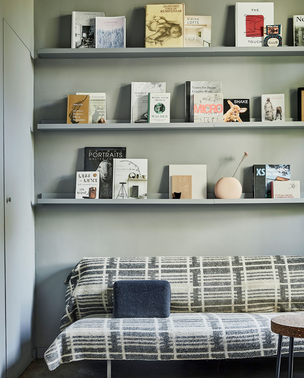 Schilderijplank Mosslanda Ikea, geschilderd in Plummett van Farrow &amp; Ball. Onderste plank: miniatuur Egg Chair uit een museum in Kopenhagen. Vintage Martin Visser-slaapbank met wollen plaid gekregen. vtwonen  binnenkijken special 03-2022 | productie &amp; styling José Martens | fotografie Peggy Janssen