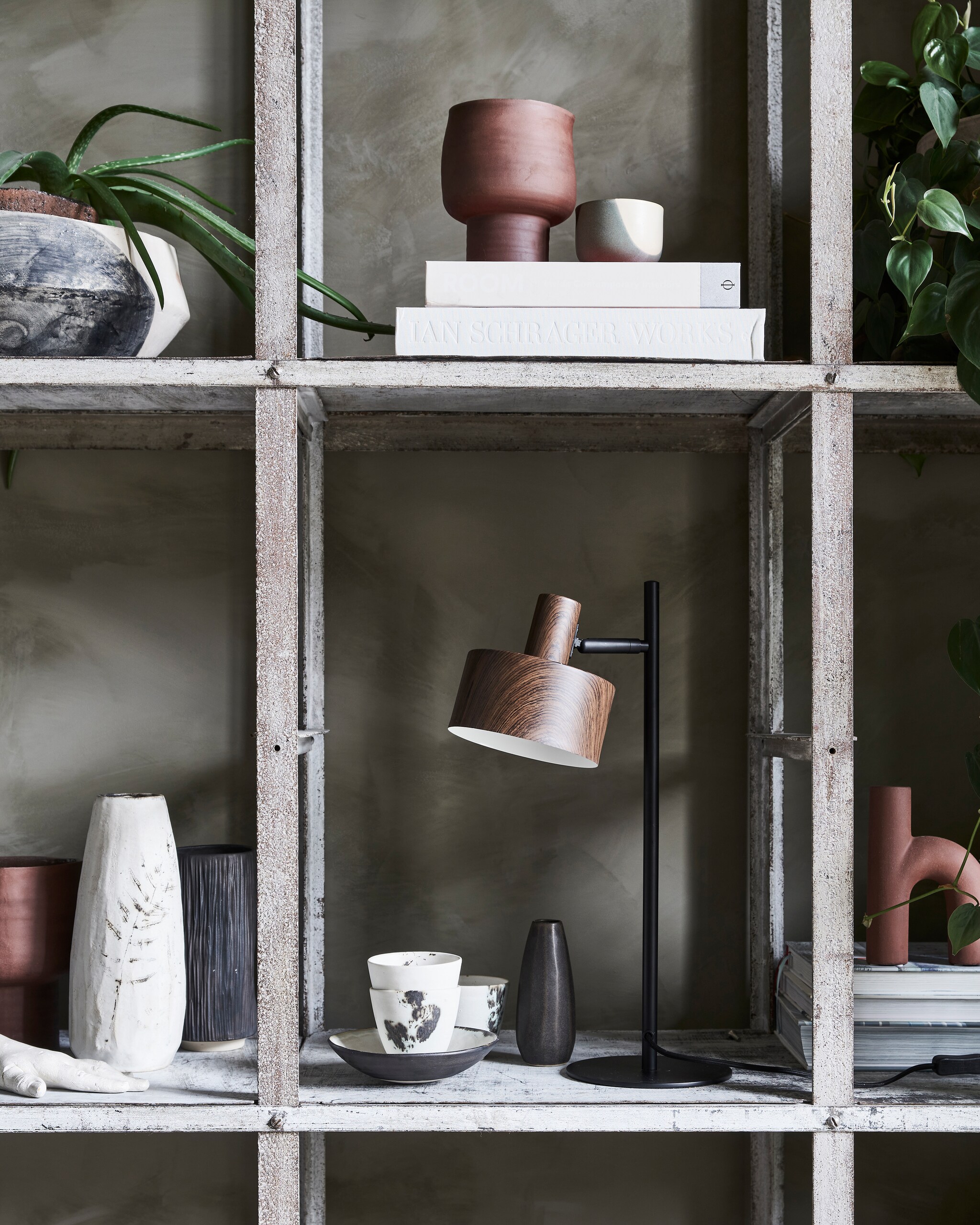 Metalen tafellamp Woody, 16x30x51 cm (hxbxd), exclusief lichtbron € 79,99 (Karwei). M.m.v. pure-original.nl (muurverf Fresco in de kleur Tundra). Overig privébezit. vtwonen 11-2021 | Productie Tanja Saarberg | Styling marlies Does | Fotografie  Bart Brussee\n