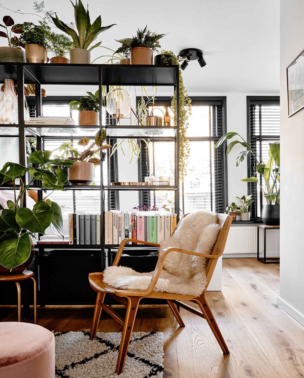 Vakkenkast Ikea, kruk KidsDepot, vloerkleed Volero, vloerlamp Made, stoel tweedehands. Vaas op kruk en bloempotten De Balkonie. Vaas in vakkenkast kringloop. vtwonen 02-2021 | Productie Coco Features | Fotografie Roos Oosterbroek