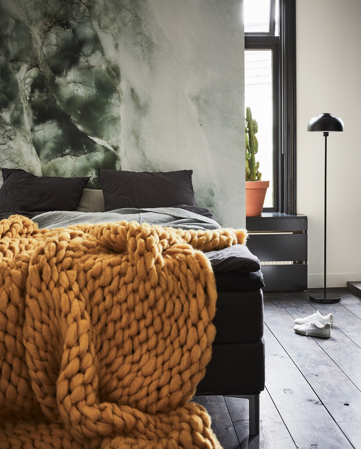 Fotobehang marmer, 292,2×280 cm (kekamsterdam.com). Okergele sprei (com-anders.nl). Staande lamp, lichtblauwe sprei, 270×250 cm (vtwonen.nl). Sneakers (maisonnl.com). Overig privébezit.