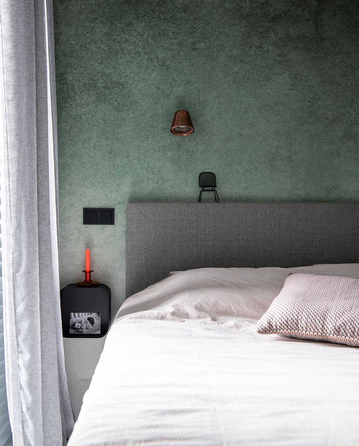 Bed Swiss Sense. Beddengoed vtwonen. Kussen Scholten &amp; Baijings by Textielmuseum via Groen + Akker. Fotobehang Fading groen van Karwei. Bedlamp Vita Cup van KS Verlichting. Miniatuurstoel Flying Tiger. Wandkubus Brix van Sealskin. Kandelaar Hay Flare via Groen + Akker. Gordijnen Le Noir &amp; Banc van Karwei. vtwonen 11-2021 | productie Insidehomepage | styling en tekst Inge van Lieshout | fotografie Louis Lemaire | tekstbewerking Jack Meijers