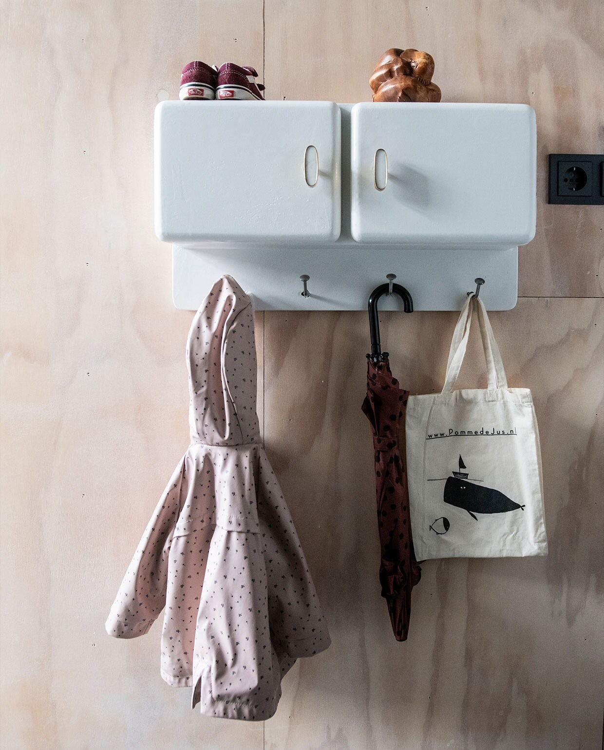 Kast met kapstok Marktplaats, opgefrist door Zita. vtwonen 11-2021 | productie Insidehomepage | styling en tekst Inge van Lieshout | fotografie Louis Lemaire | tekstbewerking Jack Meijers