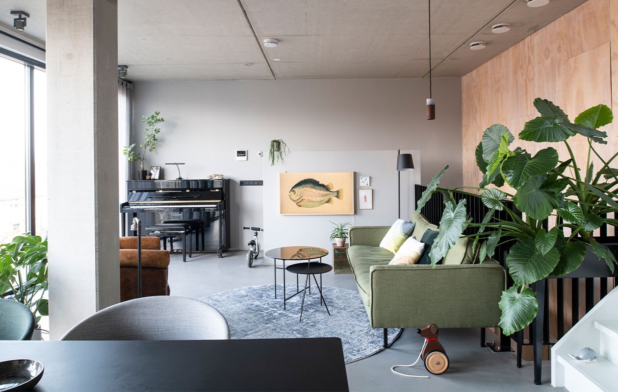 Pandomo K3 stuc als variant op een gietvloer. Eettafel Stick van Eijerkamp. Eetkamerstoel About a Chair 27 van Hay. Bank Loods 5 Design. Herringbone kussens van Vitra via Groen + Akker. Groen kussen en plantenstandaard Intratuin. Vloerkleed Gusta. Hoge bijzettafel Loods 5. Lage bijzettafel Woood. Vloerlamp Zuiver. Hanglamp Roest van Van Joost voor Graypants. Tv Samsung Frame met camouflagebeeld vis. Tegel StoryTiles. Schilderij gekocht in een Parijse galerie. vtwonen 11-2021 | productie Insidehomepage | styling en tekst Inge van Lieshout | fotografie Louis Lemaire | tekstbewerking Jack Meijers