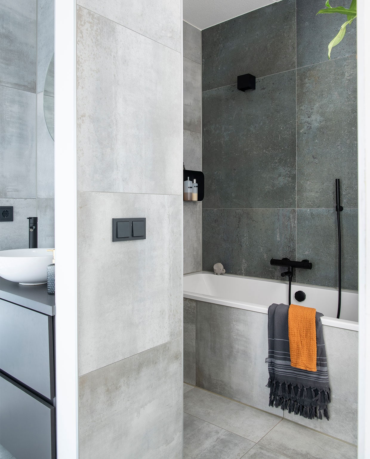 Wastafel Spot Middle van Conima. Kast Detremmerie. Tegels Tegelhuys. Zwarte kraan Cobber van Hotbath. Hamamdoek Walra. Handdoek Søstrene Grene. vtwonen 11-2021 | productie Insidehomepage | styling en tekst Inge van Lieshout | fotografie Louis Lemaire | tekstbewerking Jack Meijers