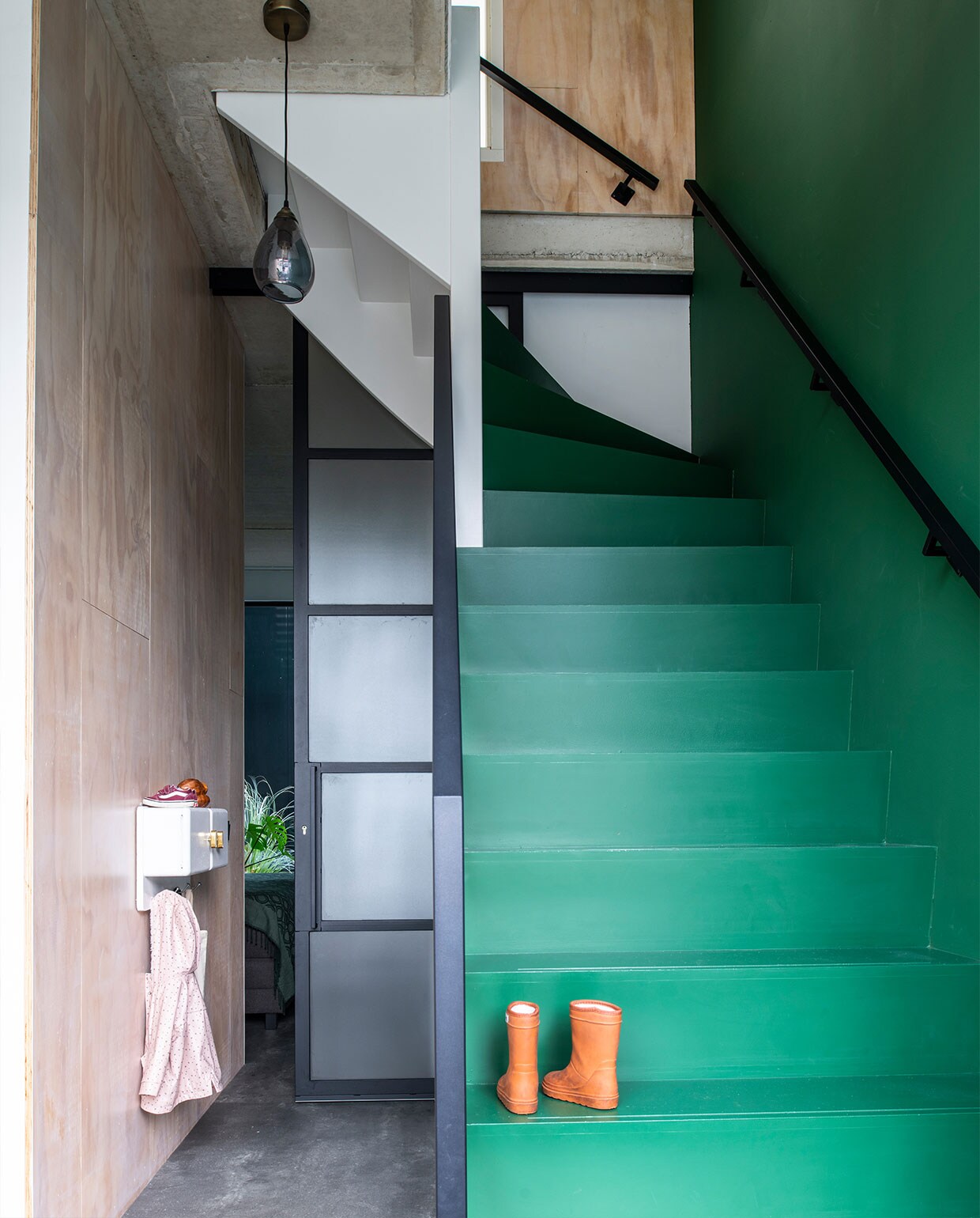 Entree met stalen schuifdeur van Staalmaker. Wandkast met kapstok Marktplaats. Hanglamp BePureHome. Kleur trap IG ps-1161 van Karwei. vtwonen 11-2021 | productie Insidehomepage | styling en tekst Inge van Lieshout | fotografie Louis Lemaire | tekstbewerking Jack Meijers