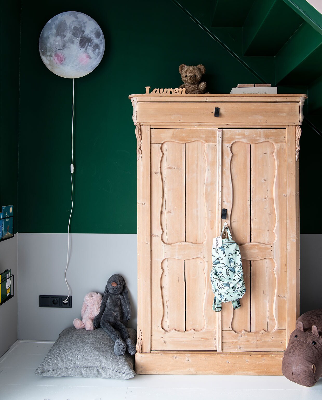 Muurverf IG PS-1161 Karwei. Lamp Ga Slapen Maan van Hartendief, kussen Kwantum. De kast is een erfstuk en de rugzak een cadeau. vtwonen 11-2021 | productie Insidehomepage | styling en tekst Inge van Lieshout | fotografie Louis Lemaire | tekstbewerking Jack Meijers