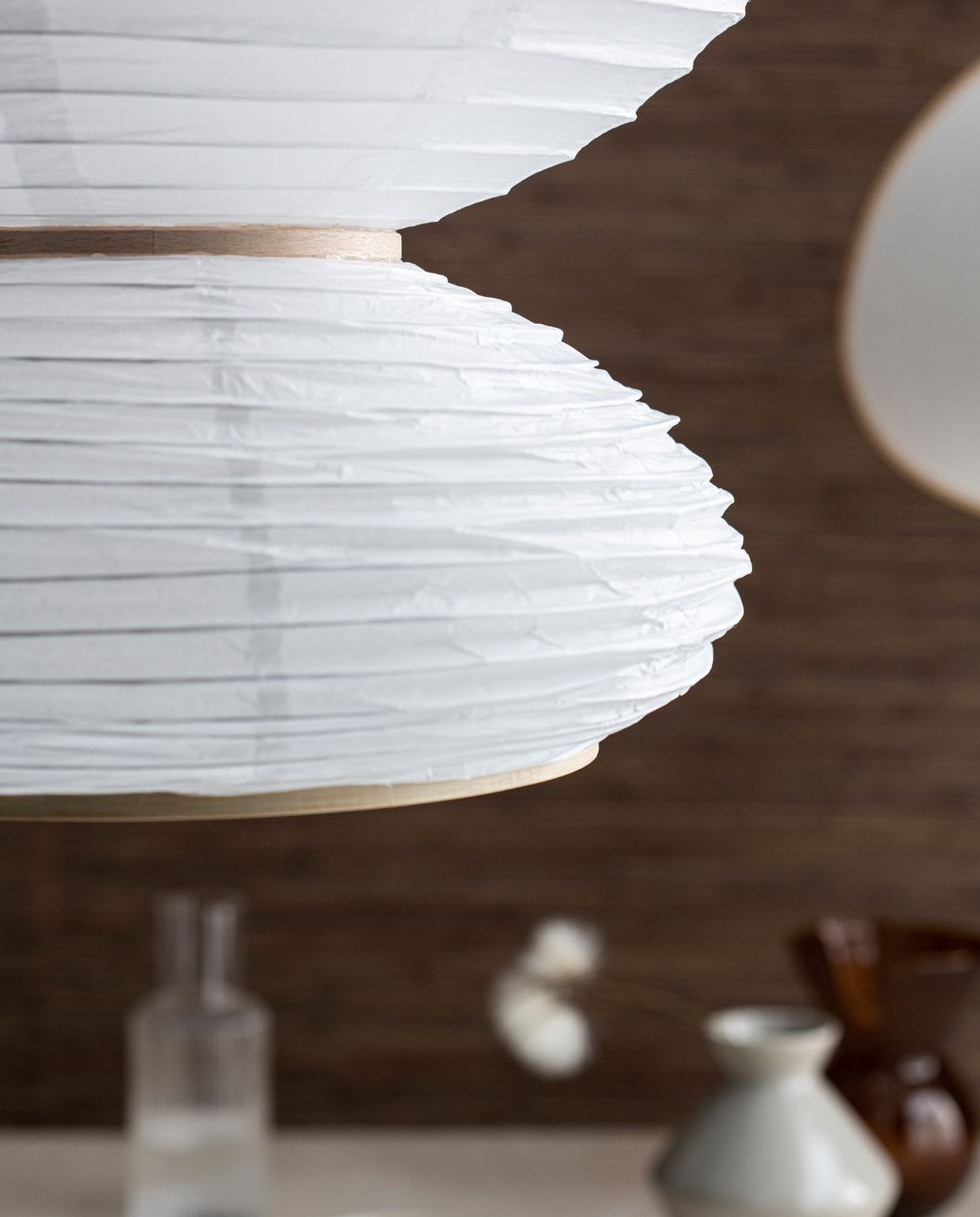 Aardewerken vaas, lamp (hm.com). Glazen vaas (zaanschfaamwebshop.nl). Overig privébezit. vtwonen 10-2022 | styling Myla Griese | fotografie Louis Lemaire
