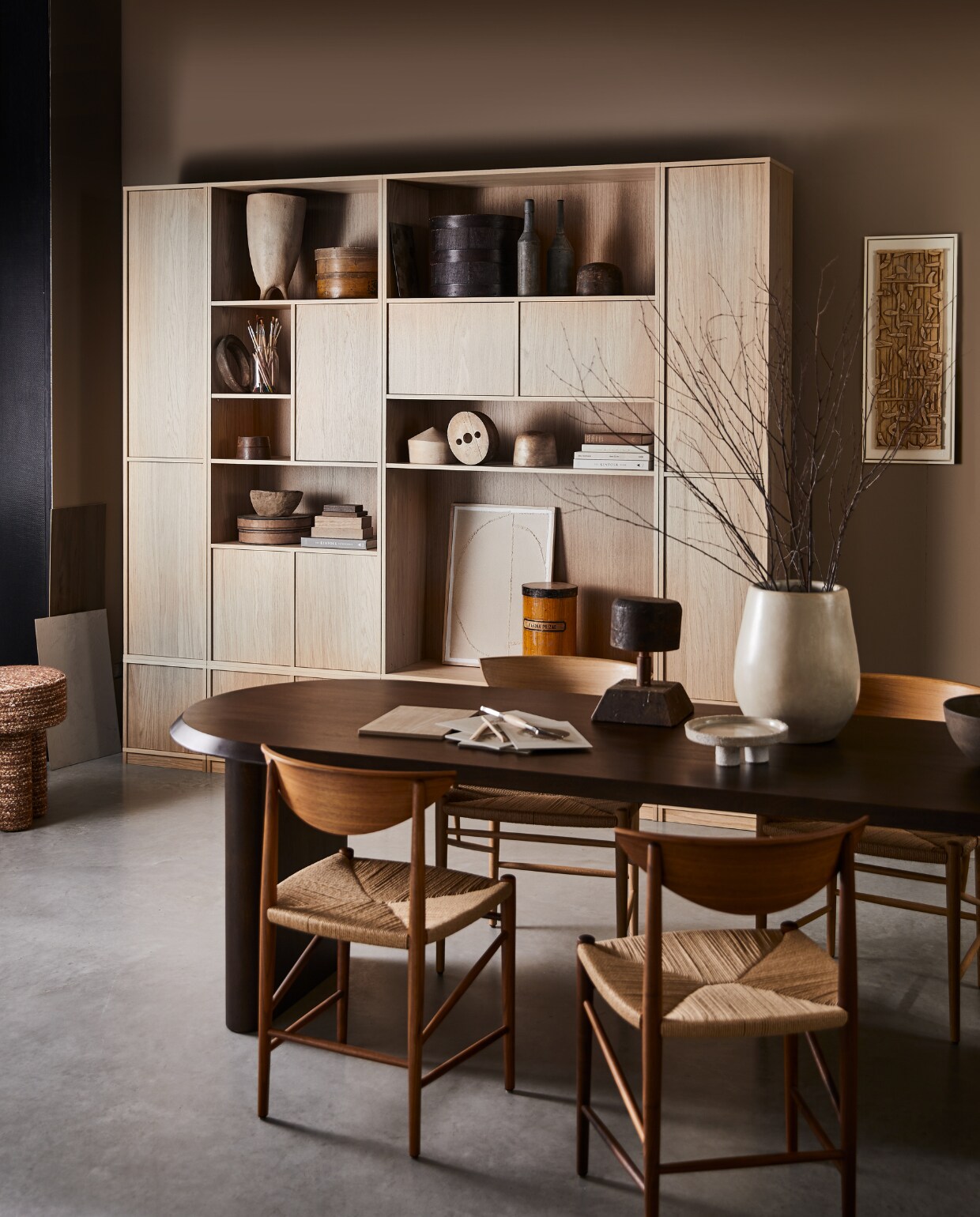 Kast Modulair zoals afgebeeld 267x40x243 cm (bxdxh) € 3372,-. M.m.v. vtwonen.nl (eettafel Ellips van vtwonen, verkrijgbaar vanaf februari 2023), andtradition.com (eiken eetkamerstoelen Drawn), reliefart.nl (schilderij op wand van Sintia Liefveld), prinsheerlijk- antiek.nl (houten hoedenmallen, houten opbergdozen, tinnen flessen), urbannatureculture.com (schilderij in kast, grote vaas links in kast, plateau op poten), edha-interieur.nl (poef), householdhardware.nl (tadelakt vaas op tafel), pure-original.com (muurverf Cubist Grey). Overig privébezit. vtwonen 01-2023 | Productie: Tanja Saarberg | Styling: Cleo Scheulderman | Fotografie: Jeroen van der Spek