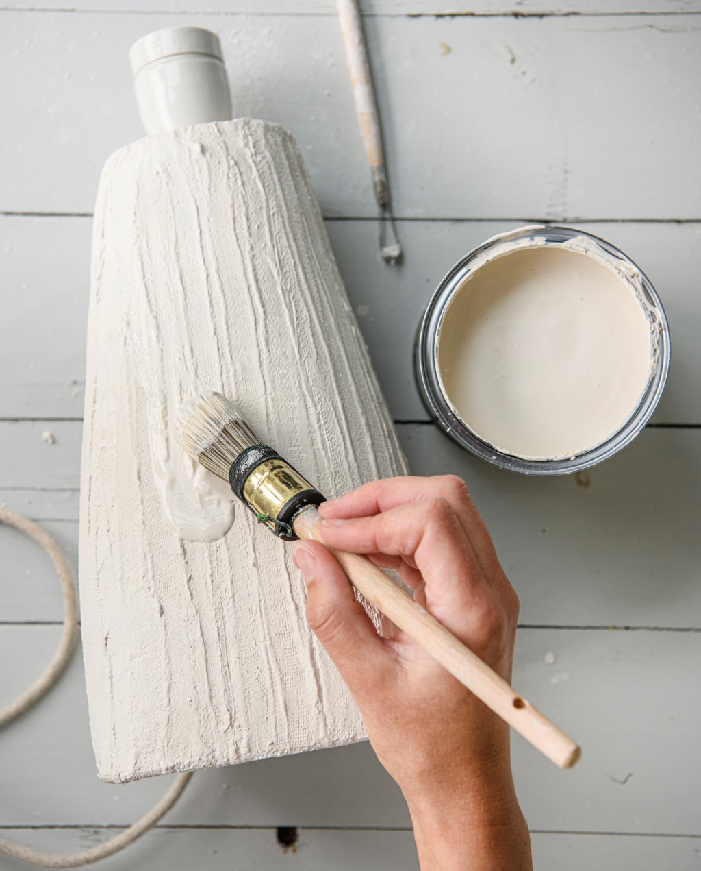 Verf Clay Pale 152 (littlegreene.nl). vtwonen 01-2023 | styling Myla Griese | fotografie Louis Lemaire