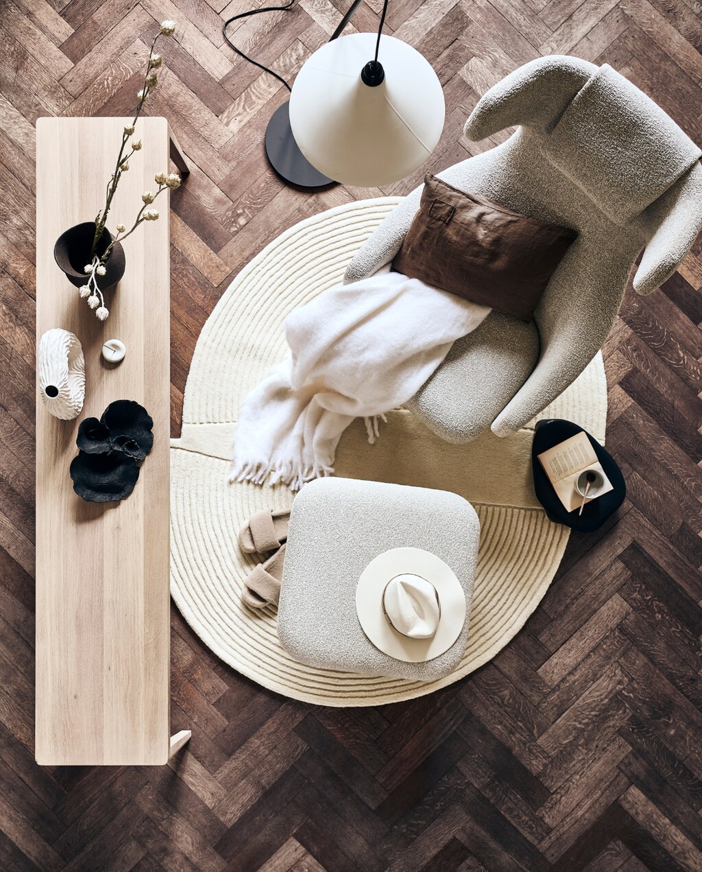 Draaistoel met voetenbank van Vitra € 4690,- (homestede.nl). Houten bank € 1174,- (bolia.com). Wit vloerkleed van Bolia, 180x157 cm € 635,99, vloerlamp van Serax, 196 cm (h) € 519,- (shop.vtwonen.nl). Bruin kussen € 69,-, witte hoed, prijs op aanvraag, beige mok € 35,-, houten lepel € 24,50 (sukha.nl). Zwarte kunst koraal € 49,95,-, zwart keramieken dienblad € 159,- (eijerkamp.nl). Witte vaas € 39,99 (hm.com). Witte wierookhouder € 39,- (fermliving.nl). Bruine vaas € 39,99, beige pantoffels € 25,99, wit plaid € 119,- (zarahome.com). Vloer onbekend. Overig privébezit. vtwonen 1-2023 | styling Liza Wassenaar | fotografie Sjoerd Eickmans