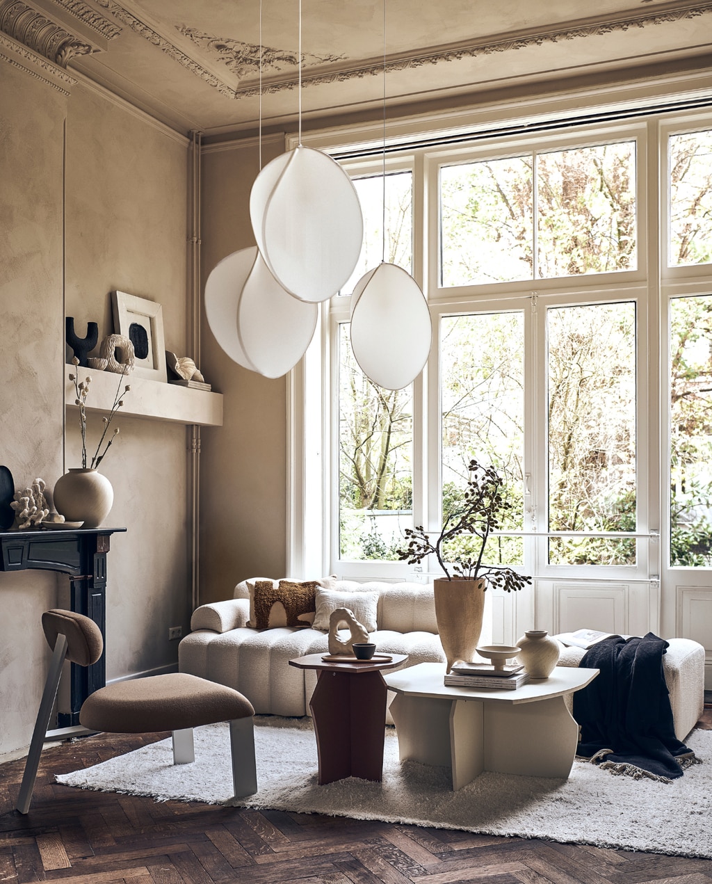 Lampen vanaf € 523,- (bolia.com). Bank bestaande uit drie losse onderdelen € 1429,-, bank Fenix plat ovaal € 369,-, kussen (loods5.nl). Fauteuil Oblique Lounge Chair, ook verkrijgbaar met stof gemaakt van gerecyclede pet-flessen, vanaf € 889,-, witte salontafel € 729,-, bruine salontafel € 459,-, witte schaal op salontafel en witte schaal op schouw prijs op aanvraag (studiohenk.nl). Wit kunstwerk met zwarte ronding (@ansdekruyf). Papieren kunst op rand € 1050,- (elsavisser.com). Kussen met print € 79,- (fermliving.com). Wit vloerkleed € 219,-, witte langwerpige schaal € 29,99, houten schaaltje € 9,99,-, witte ronde vaas op salontafel € 39,99, beige linnen kussen € 12,99, zwart dienblad € 9,99, vaas op schouw € 69,99 (zarahome.com). Zwarte plaid € 69,-, beige grote vaas op tafel € 89,95 (eijerkamp.nl). Boeken per stuk € 22,- (aedamanthony.nl). Zwarte mok € 35,- (sukha.nl). Siervorm links op tafel boekensteun van Hay € 69,99 (shop.vtwonen.nl). Wit koraal op schouw € 295,- (taxidermy.nl). Zwarte vaas met twee armen € 29,99, witte vaas ernaast € 14,99, ronde witte vaas € 39,99 (hm.com). Muurkleur en vloer onbekend. Overig privébezit. vtwonen 01-2023 | styling Liza Wassenaar | fotografie Sjoerd Eickmans