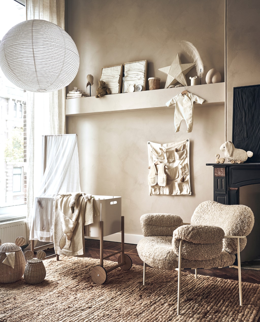 Grote lamp van Hay € 739,- (loods5.nl). Babybed € 629,-, beige deken € 90,-, pittenzak gans € 75,-, handdoek konijn € 59,-, lakens per stuk vanaf € 29,50, beige sloffen € 36,-, beige mutsje € 36,-, knuffelbeer € 35,-, Anouk Kramer bord met letter D extra small € 40,-, witte sterlamp € 69,-, babysloffen met schapenvacht € 69,-, wit babypakje € 52,-, houten zwaan € 30,-, wit konijn met touwtje € 42,-, witte vakkenzak € 59,-, witte bodywarmer € 67,-, konijnenbijtring € 16,- (thearchivestore.com). Rieten mand op plank € 17,99, rieten manden met oor, groot € 49,99 en klein € 39,99, wit bord met oren € 11,99, wit bakje met oren € 15,99, rieten rammelaar € 15,99, kam € 15,99 (zarahome.com). Witte kunst drieluik Triptych Water &amp; Air, 30x40 cm € 1100,-, zwart kunstwerk Water &amp; Cracked Mud, 60x80 cm € 990,- (studio-harte.com). Veer op staander € 37,50 (taxidermy.nl). Sierbol op plank € 44,95 (eijerkamp.nl). Beige stoel met witte poten, prijs op aanvraag (homestede.nl). Muurverf en vloer onbekend. Overig privébezit. vtwonen 01-2023 | styling Liza Wassenaar | fotografie Sjoerd Eickmans