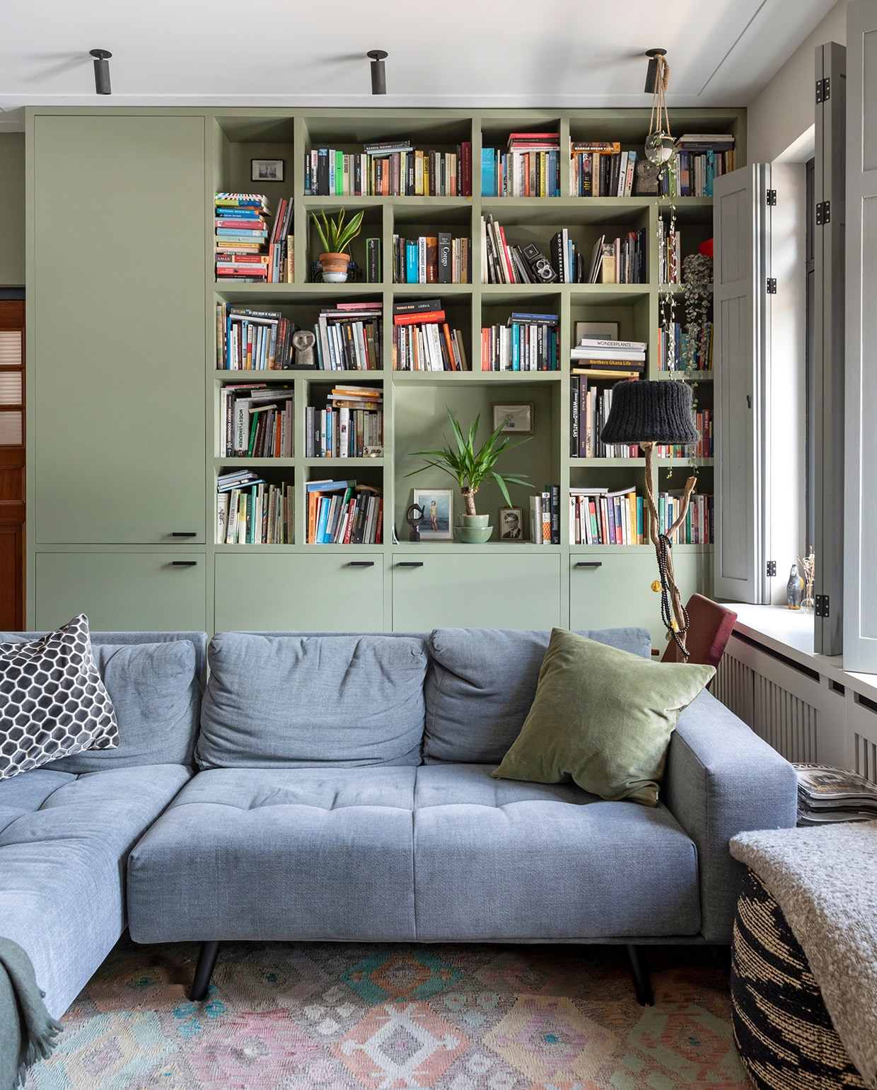 De vakkenkast is een ontwerp van Philip en werd uitgevoerd door de gepensioneerde timmermannen Jan en Rob. Verfkleur kast Lichen (19) van Farrow &amp; Ball. Bank Loods 5. vtwonen 04-2020 | fotografie Margriet Hoekstra