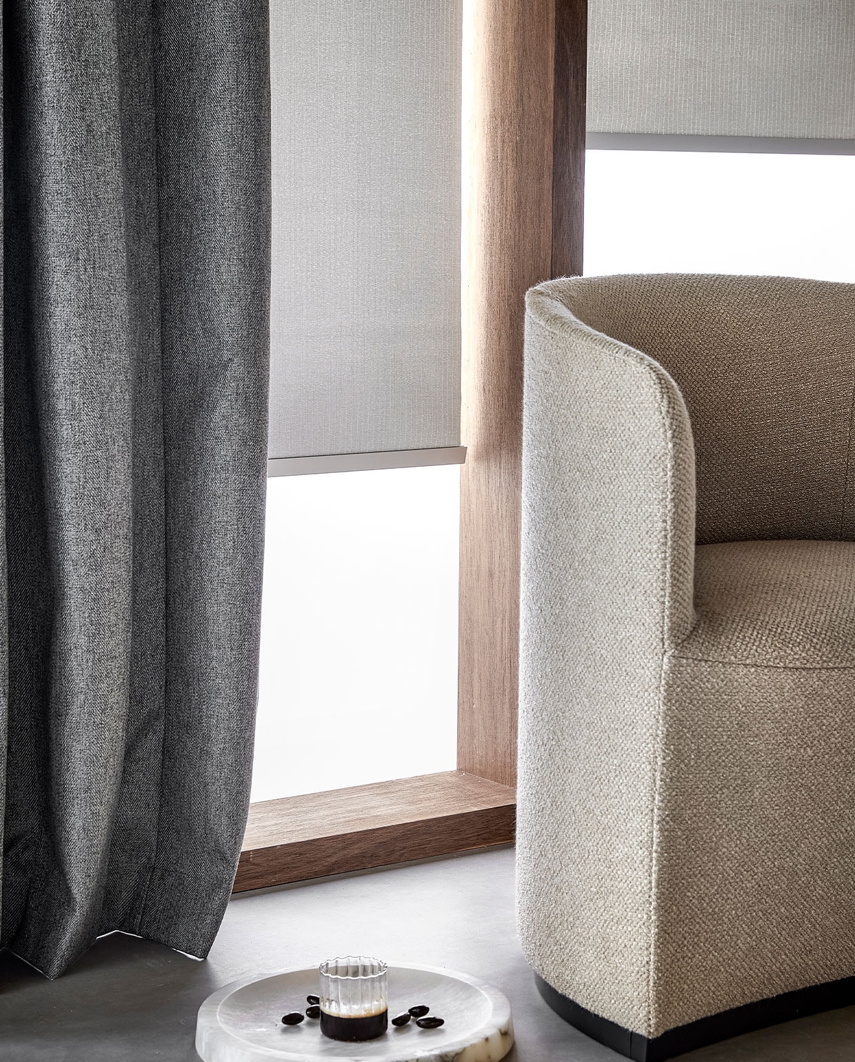 Rolgordijn op maat gemaakt in kleur 18010. Op maat gemaakt overgordijn in kleur Keper Grijs 2285. vtwonen 1-2022 | styling danielle Verheul | fotografie Peggy Janssen | assistentie Sanne Ketelaar