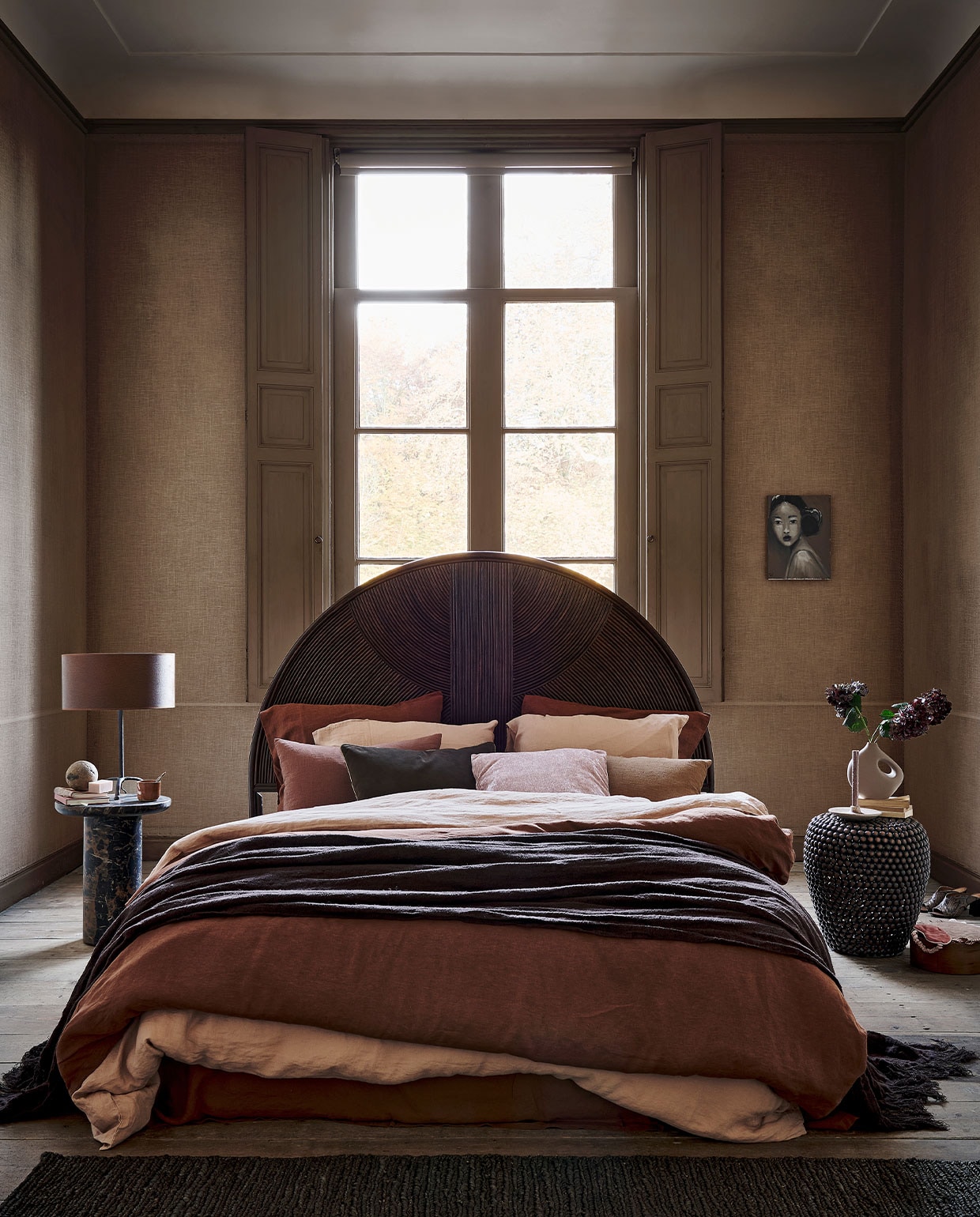 Faux marmeren bijzettafel € 435,-, metalen bijzettafel met bolletjes € 235,- (polspotten.nl). Metalen lampenvoet € 69,99 (zarahome.com). Bruine lampenkap € 45,- (lluce.nl). Terra notitieboek € 19,95, terra keramieken beker € 12,95, donkerbruin juten vloerkleed € 150,-, donkerroze langwerpig linnen kussen € 59,-, lichtbruin langwerpig linnen kussen € 59,- (letoile.store). Bedhoofd € 569,-, bruine linnen plaid € 375,- (nordal.eu). Bruin linnen dekbedovertrek met slopen € 199,95 (yumeko.nl). Zachtroze dekbedovertrek vanaf € 190,-, zachtroze kussenslopen, per stuk € 25,- (paviljoennoord.com). Bruin fluwelen kussen € 79,- (allurehome.nl). Roze fluwelen kussen € 34,99 (brechtjeolsthoorn.nl). Olieverfschilderij prijs op aanvraag (gracespiegel.com). Lichtbruine keramieken vaas € 17,99 (hm.com). Keramieken kandelaar € 14,99, oogmasker € 9,99, gestreepte toilettas € 16,99 (sissy-boy.com). Overig privébezit. vtwonen 1-2022 | styling Danielle Verheul | fotografie Sjoerd Eickmans | locatie Landhuis Oud Amelisweerd (landhuisoudamelisweerd.nl) | assistentie Sanne Ketelaar, Meike Linthorst, Willem Tjalma