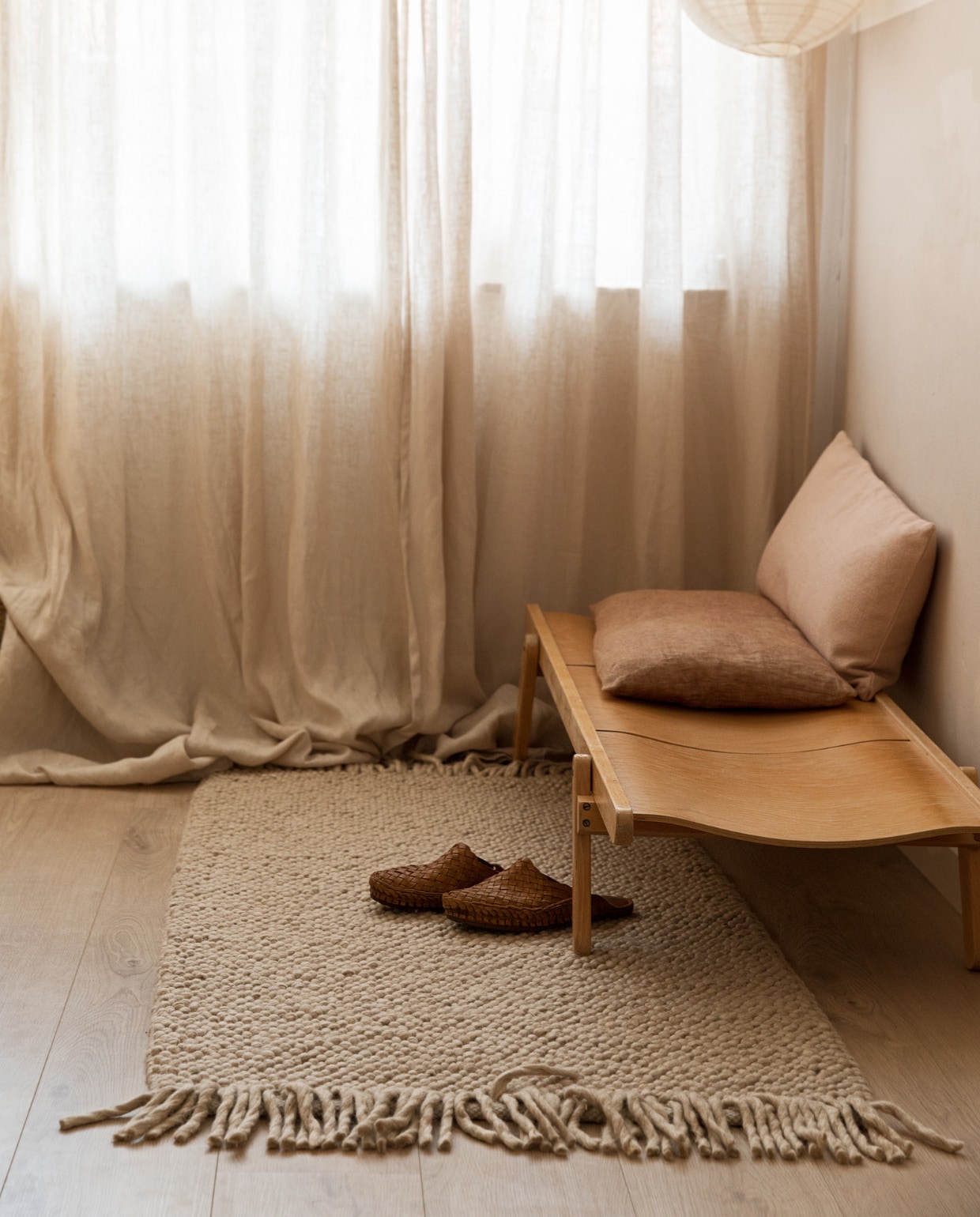 Bank via Etsy, vloerkleed Søstrene Grene, hanglamp Casa, kussens Bij Emma Thuis. JA | vtwonen 09-2022 | styling Ilona Jongepier | fotografie Diana van leeuwen | tekst Chris Muyres