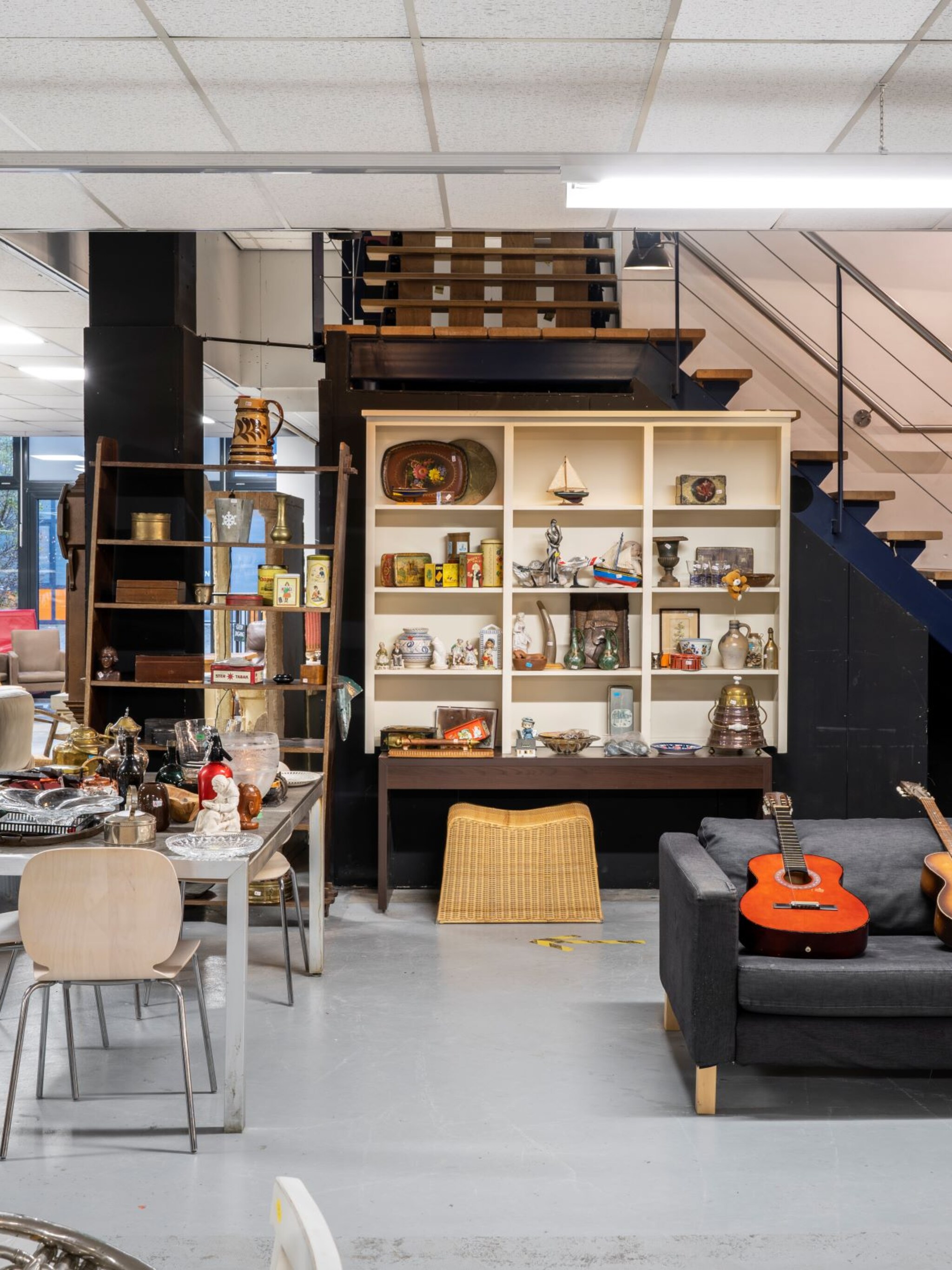 stylist fietje legt uit zo vind je een mooie side table in de kringloopwinkel