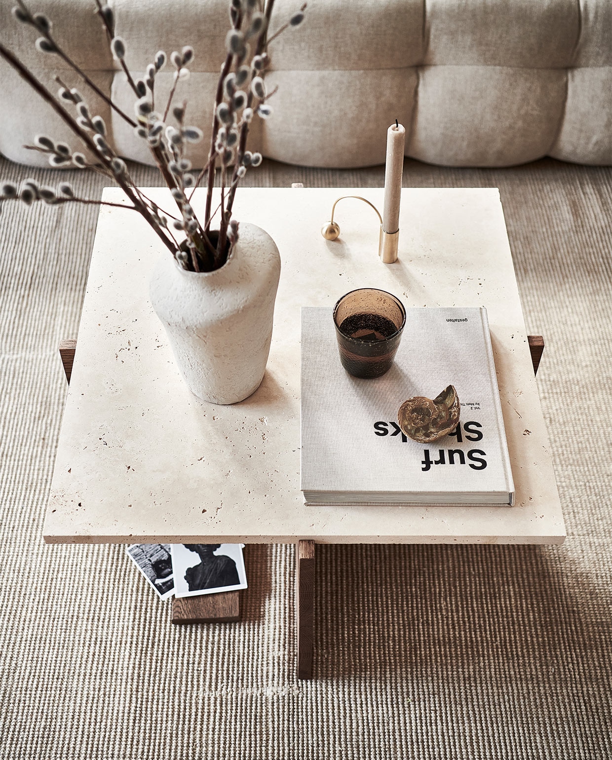 Marmeren salontafel is een DIY uit vtwonen 07-2022, hoe je ‘m zelf kunt maken. Wolmix vloerkleed van sisal, 160×230 cm € 299,-, glas € 5,99, bruine kussenhoes, 40×60 cm € 39,99, donkerbruine kussenhoes, 30×50 cm € 39,99, beige kussenhoes, 45×45 cm € 39,99 (zarahome.com). Vloerlamp Retro van HKliving € 449,-, kandelaar Balance van Ferm Living € 29,80, beige fauteuil Todd van Pols Potten € 955,- (vtwonen.nl). Lantaarn Charlie € 64,95 (casagitane.com). Wandkleed Cayuga, 193×145 cm € 230,- (2222studio.com). Linnen gordijnen set van 2 € 49,99, beige vaas € 29,99 (hm.com). vtwonen 07-2022 | styling Kim van Rossenberg | fotografie Sjoerd Eickmans