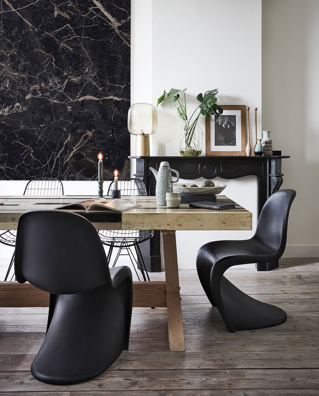 Sloophouten eettafel, 300x90x78 cm (lxbxh), bladdikte 9 cm € 5646,- (pietheineek.nl). Zwarte stoelen Panton Chair voor Vitra van Loods 5 Design per stuk € 265,- (loods5.nl). Draadstoelen per stuk € 169,- (hkliving.nl). Theepot € 54,50, beker € 9,50, natuurstenen schaal € 49,-, marmeren kandelaar € 6,95, groene kaars € 3,95, kegels op marmeren schouw per stuk € 4,95, hoge vaas € 29,95, kleine vaas € 20,90 (loods5.nl). Tafellamp € 159,- (vtwonen.nl). Lijst Hovsta € 6,99 (ikea.nl). vtwonen 13-2019 | styling Fietje Bruijn | fotografie Alexander van Berge