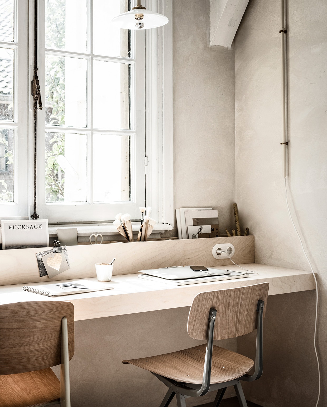 Muurverf kleur Bone (bauwerk.com.au). Wandlamp van Valerie Objects No5 Ivory 90×100 cm (bxh) € 620,- (justhaasnoot.nl). . Bruin klein schaaltje € 3,48, bruine bal € 3,48, beige pot € 5,44 (sostrenegrene.com). Glazen Cone € 3,- (kringloop). Potje met deksel licht taupe € 12,99 (hm.com). Luidspreker Marshall Acton € 274,- (coolblue.nl). Eetkamerstoel van Hay € 259,-, esprossokopje Grod van Broste Copenhagen € 9,95, bureauaccessoires nietmachine, schaar en plakbandhouder van Hay € 45,- (vtwonen.nl). Stoel Standard van Jean Prouvré, eiken naturel € 675,- (vitra.com). Vest 89,- (stories.com). Bureau-accessoires van Monograph: goudkleurige linialen vanaf € 22,95, papieren prullenbak € 22,95, grijze hoes iPad € 109,95, papieren notieblok millimeters € 27,95, grijze etui € 31,95 (housedoctor.com). Notitiemap € 79,- (foodbrusher.com). Stopcontacten van Berker 1930 vanaf € 14,40 (klusspullen.nl). Novilon vtwonen vloer 2421 kleur Kiezel, 200 of 400 cm breed per m² € 28,25 exclusief installatie (vtwonen.nl/vtwonen-collectie). Boeken, kwasten, potloden privébezit. JA | vtwonen 10-2019 | styling Kim van Rossenberg  | fotografie Sjoerd Eickmans