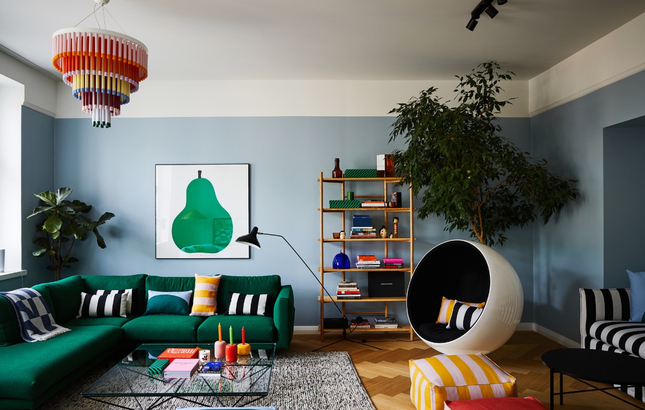 Bank Cosy Pocket, kroonluchter Cocktail, houten kast, kussens en poefen Hakola x Vuokko. Vloerkleed Marble Brink &amp; Campman. Vintage koffietafel Alanda Paolo Piva voor B&amp;B Italia. Bolstoel Ball Chair Eero Aarnio. Vloerlamp Mantis DCW Éditions. Poster Due, la pera van Enzo Mari voor Danese Milano. vtwonen binnenkijken special 12-2022 | productie KJonna Kivilahti | fotografie Krista Keltanen/Living Inside | tekstbewerking Rosa Suikers