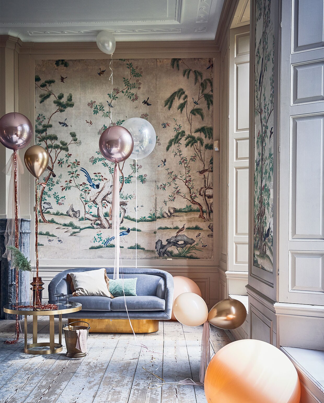 Ballonnen prijs op aanvraag partyballoon.nl). Tule per meter € 5,- (boerenbonthal.nl). Franjegordijn € 9,95 (slinger.nl). Glazen salontafel 45×80 cm € 578,-, vaas € 42,50, fluwelen kussen met franjes € 46,20 (nordal.eu). Groen kussen € 34,95, grijze champagneglazen met ribbel van Ferm Living per 2 € 39,- (vtwonen.nl). Zilvergrijze fluwelen bank van Jonathan Adler vanaf € 3545,- (ankevangoor.com). Champagnekoeler prijs op aanvraag (iblaursen.dk). JA | vtwonen special 10-2019 | styling Cleo Scheulderman | fotografie Jeroen van der Spek