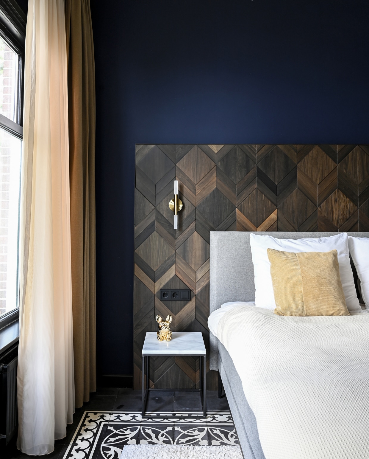 De vloertegels zaten al in het huis. Matte muurverf U2.21.09 Sikkens. Bed en beddengoed Swiss Sense, hoofdbord Wonderwall Studios. Wandlamp Made. Bijzettafel Stoned. Gouden beeld Xenos. Vloerkleed RugVista. Gordijnen onbekend. vtwonen 01-2023 | styling & fotografie Ellis & Michiel