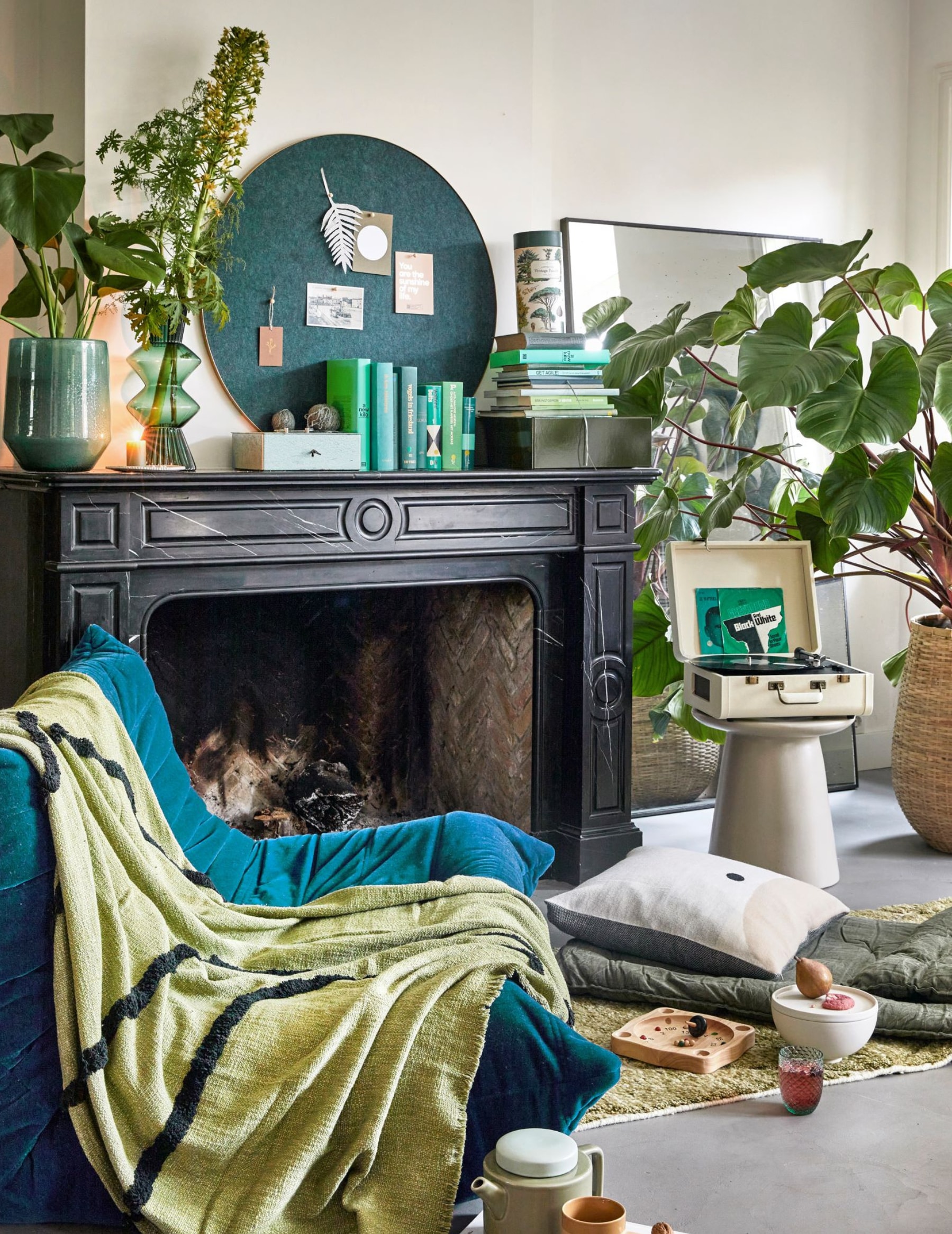 Tweedehands zitelement (whoppah.com). Pistachegroene plaid van HKliving, 170×130 cm € 59,99, groene glazen vaas Davine van Bloomingville € 67,99, aardewerken bijzettafel Earthenware van HKliving, 43×40 cm € 196,99 (vtwonen.nl). Donkergroen katoenen matraskussen, 190×70 cm € 69,95, kaarten op prikbord vanaf € 0,85, bord onder kaars € 6,50, groene kaars € 3,95 (pluumwinkel.nl). Crèmekleurig alpacawollen kussen van Form &amp; Refine, 52×52 cm € 109,50, witte keramieken kom met deksel Setomono van Kristina Dam € 89,-, rond groen-messing prikbord Retell van Gejst Design, 80 cm (Ø) € 150,- (byjensen.nl). Groen glas Harlequin van Anna von Lipa € 15,75, vintage puzzel Cavallini Papers &amp; Co, 1000 stukjes € 29,95 (eduard-leiden.nl). Olijfgroen-paars wollen handgeknoopt vloerkleed HKliving, 80×300 cm € 561,96, platenspeler Portfolio van Crosley, 41,5x44x20,5 cm € 130,50, olijfgroene kartonnen opbergdoos van Hay, 35×29,5×12,5 cm € 18,-, houten prikbordpinnen van Oyoy, per 25 € 4,25 (wonenmetlef.nl). Theepot Kinta XL € 40,95, okerkleurige theemok Kinta L € 13,95 (vanmanenaantafel.nl). Philodendron vanaf € 22,50, glazen plantenpot van Dutz € 109,95, bamboe mand met plant € 200,-, bloemen prijs op aanvraag (stadstuin­debloemenpoort.nl). Roulettespel van Egmont Toys € 24,95 (ilovespeelgoed.nl). Geldkist, spiegel, boeken en bolletjes katoen privébezit. vtwonen 02-2023 | Styling: Femke Pastijn | Fotografie: Peggy Janssen