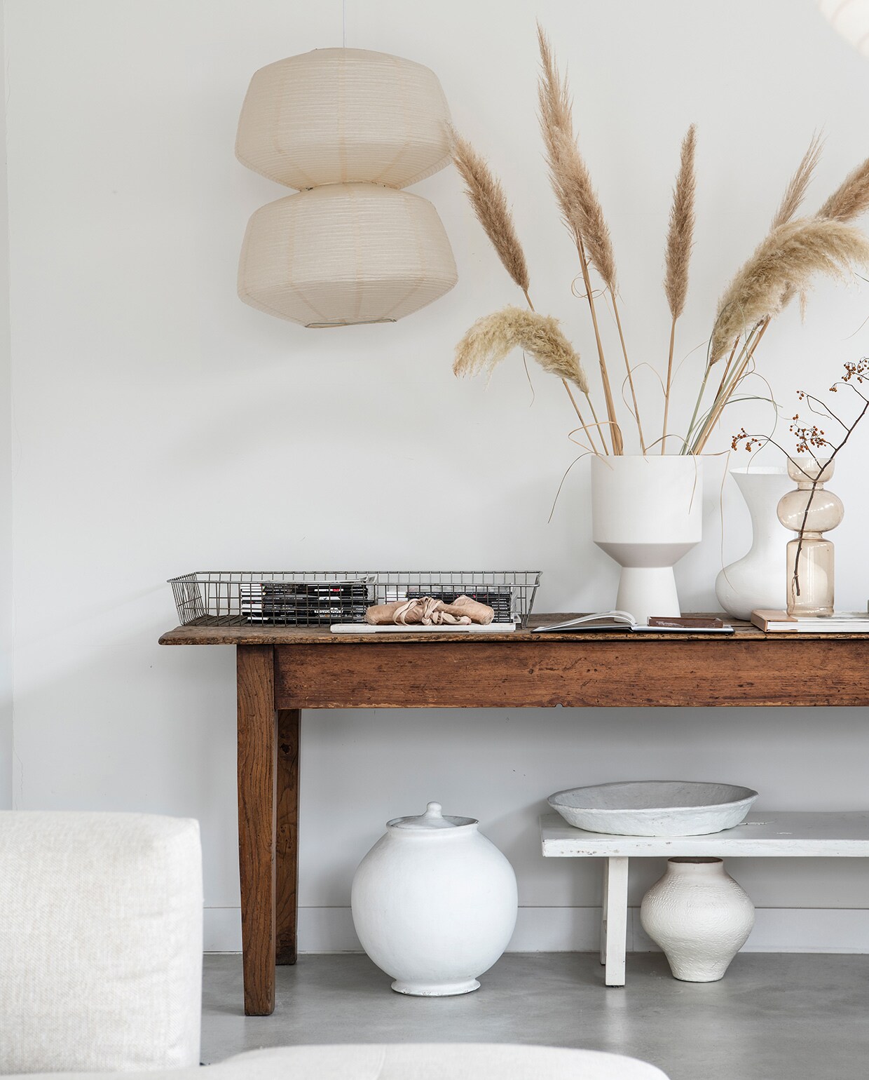 Papier (vlieger.nl). Schaar. Oud vergrootglas (marktplaats.nl). Oude deur gebruikt als tafel (burbri.nl). vtwonen 04-2021 | styling Marit Saladini | fotografie Louies Lemaire | tekst Christien Jansen