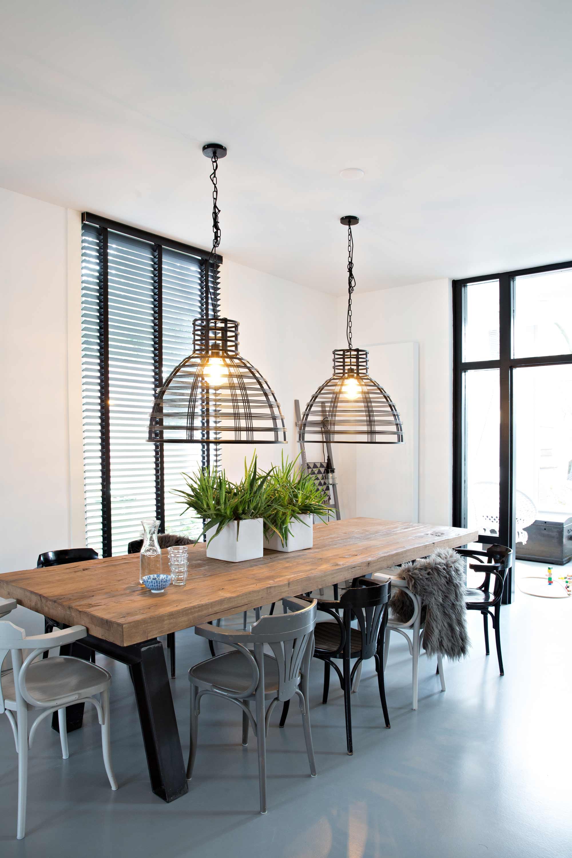 Lampen, tafel Giga Meubel. De ladder heeft Svenja zelf gemaakt van houten latten en geschilderd. Plaid Hema. Looplamp Formido. Caféstoelen gekregen van schoonouders en tweedehands via Facebook. Vachtjes Kwantum. Raamdecoratie Sfeervolle Shutters in Gouda. De plantenbakken hebben Svenja en Pieter al heel lang. Tegen de wand zit een radiator. Epoxy gietvloer Colors@Home. Houten kozijnen zwart geschilderd. binnenkijken special 12-2017 | Fotografie Sandra Aartman | Styling Evelien Hillebrand