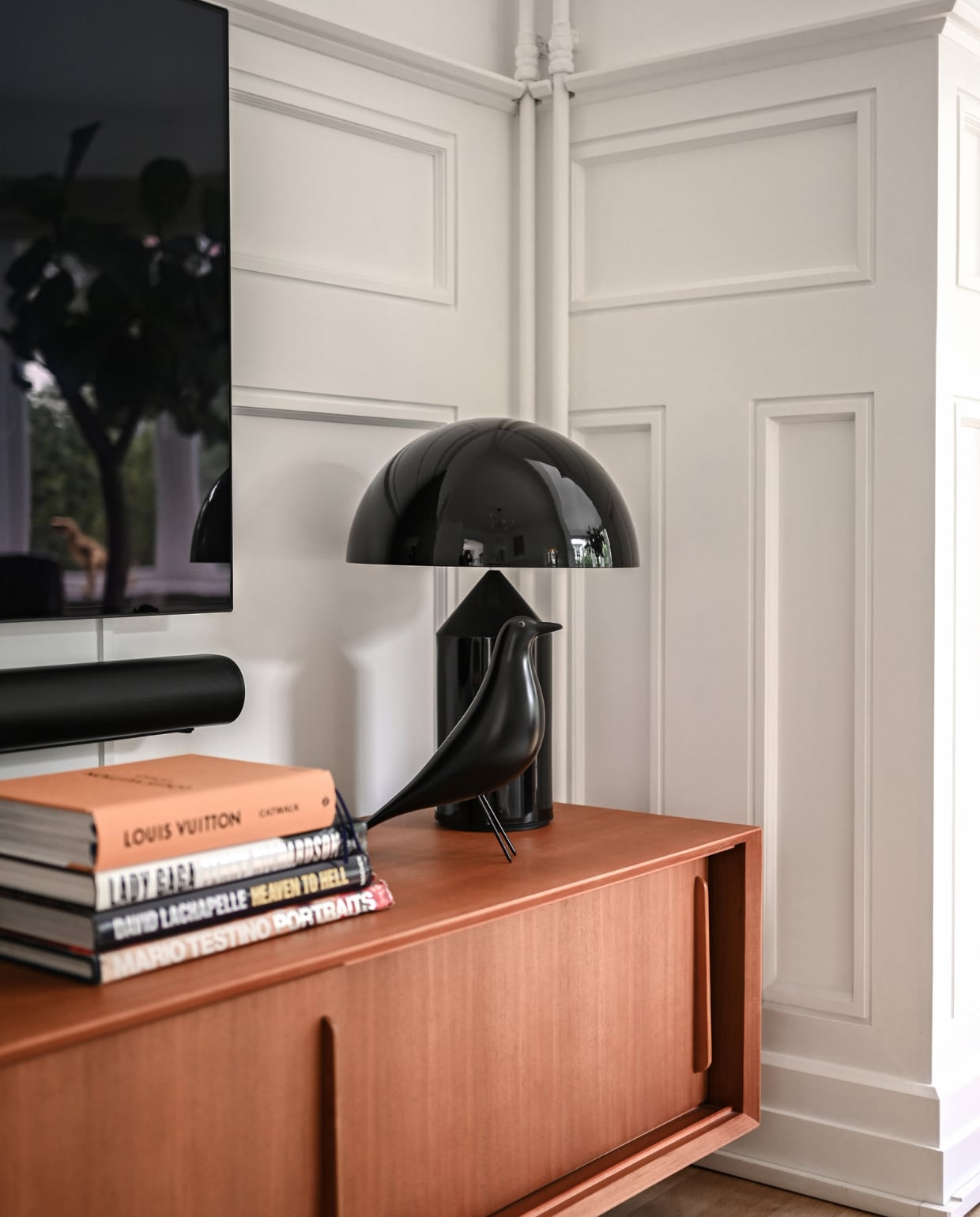 Dressoir Furnified. Eames-vogel Vitra. Lamp Atollo van Oluce. vtwonen 01-2023 | styling &amp; fotografie Ellis &amp; Michiel