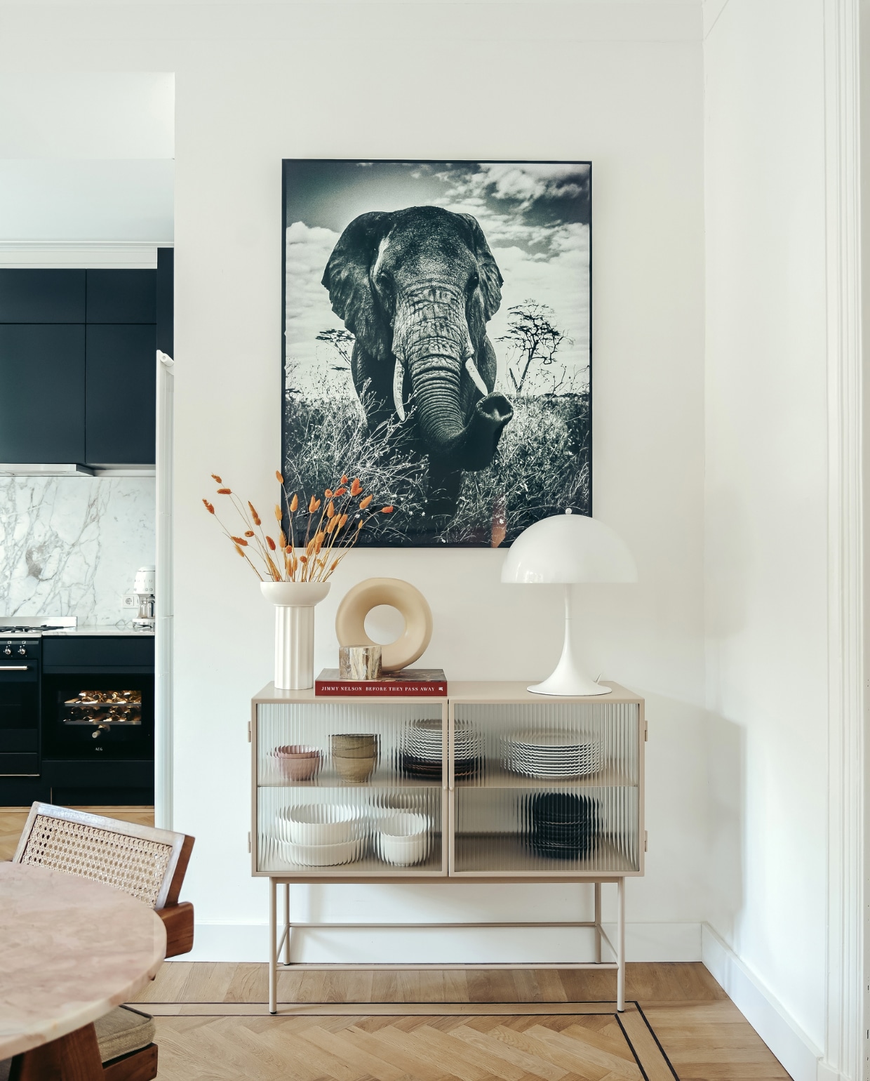 Dressoir Haze van Ferm Living. Vazen HKliving, marmeren blok Stoned. Tafellamp Panthella van Louis Poulsen. Foto olifant Laurent Baheux via YellowKorner. Overig onbekend. vtwonen 01-2023 | styling &amp; fotografie Ellis &amp; Michiel