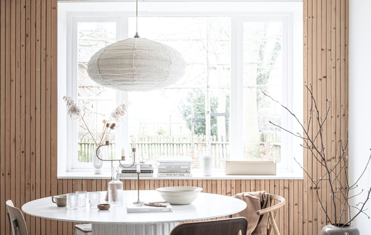 Teak- en eikenhouten eettafel Palais Royal van Asplund, 130×73 cm (Øxh) € 4116,-, hoogglans roze gelakte Thonet stoel nr 118 € 556,-, Thonet stoel 215R € 840,20, lichte houten stoel Elbow met leren zitting van Carl Hansen € 982,- (misterdesign.nl). Hanglamp Nelson Ball Bubble van Hay, Ø 68 cm € 758,-, vaas Connor van Bloomingville € 49,90 (vtwonen.nl). Stukken hout ter decoratie, prijs op aanvraag (fijnhout.nl). Vaas in keuken € 45,-, kan € 39,95 (zarahome.com). Houten schaal van Zanat € 367,- (kasstoor.nl). Bekers Arcs per 2 € 39,- (bolia.com). Schilderij onderdeel van een tweeluik, prijs op aanvraag (tessaderijk.com). vtwonen special 09-2020 | styling Kim van Rossenberg | fotografie Sjoerd Eickmans