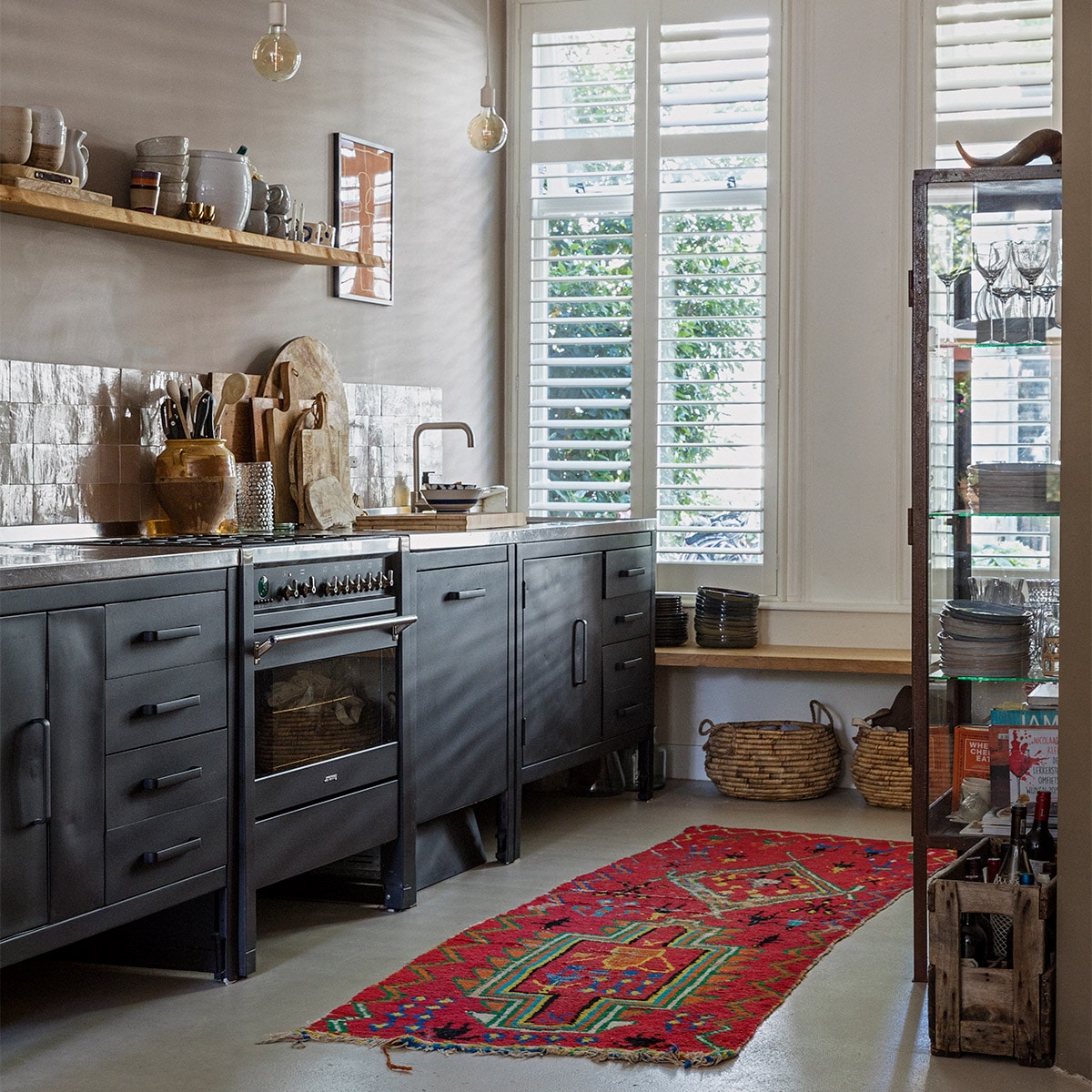 Bamboe jaloezieën Raamdecoratie, spiegels Ikea. Verouderd messing kranen Hotbath en wandmeubel Solid Surface via Sanitairwinkel. Kleed, hanglampen en kruk HKliving. Overig onbekend. vtwonen 11-2020 | Productie en styling Ilona Jongepier | Fotografie Dana van Leeuwen