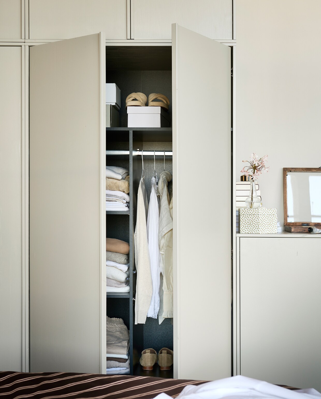 Garderobekast Daily, verkrijgbaar als losse onderdelen, in deze opstelling € 2456,95. JA | vtwonen catalogus 2022-10 | styling Kim van Rossenberg  | fotografie Sjoerd Eickmans