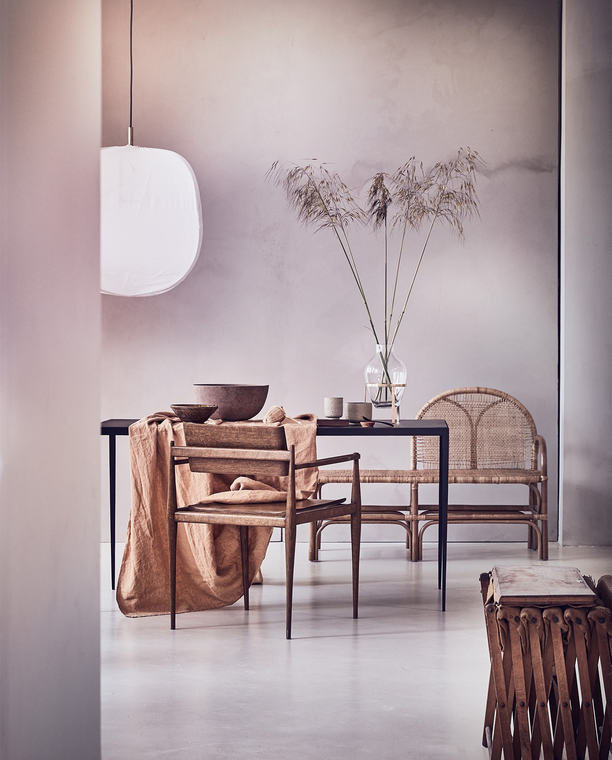 Tafel van staal en leer, 120x70x76 cm (lxbxh) vanaf € 800,-, houten stoel € 675,- (paullelieveld.com). Tafellaken van gewassen linnen € 160,-, Japans theezeefje van bamboe € 17,50, handgemaakte lepel van rozenhout € 10,95, vaas van glas en messing € 105,-, koffiebeker van keramiek € 18,-, kom, schaaltje van keramiek, vouwrek (pantoufle-design.nl). Rotan bank, 125x50x86 cm € 622,- (nordal.eu). Handgemaakte kom uit Marokko € 22,50 (householdhardware.nl). Hanglamp van katoen en messing vanaf € 350,- (couleurlocale.eu). Schaal privébezit. vtwonen 09-2018 | styling Cleo Scheulderman | fotografie Jeroen van der Spek