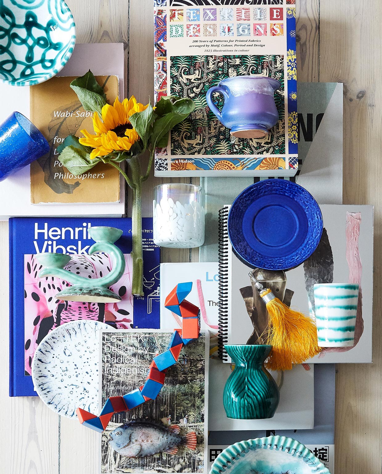 Modeboek Henrik Vibskov. Verzamelde schatten, boeken en keramiek van rommelmarkten en reizen. vtwonen binnenkijken special 2022 | styling Rikke Graff Juel | fotografie Annita Behrendt