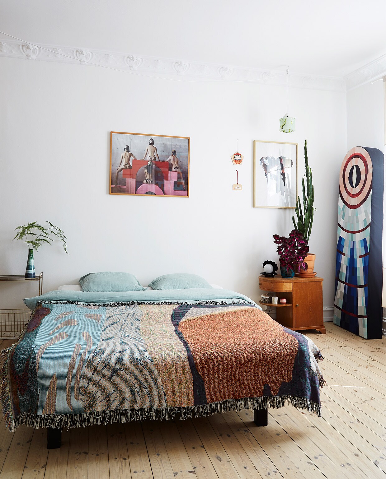 Sprei Marie Boye. Textielinstallatie in de hoek eigen werk. Nachtkastjes, vazen en potten tweedehands. Foto afstudeerproject. vtwonen binnenkijken special 2022 | styling Rikke Graff Juel | fotografie Annita Behrendt