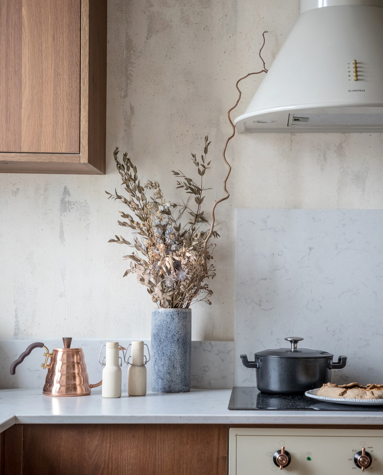 Wand bewerkt door @JolieMhome. Kastdeuren @encore.design. Overig onbekend. vtwonen binnenkijken special 121-2022 | productie en styling Marie Maud Levron | fotografie Cecile Perrinet-Lhermitte
