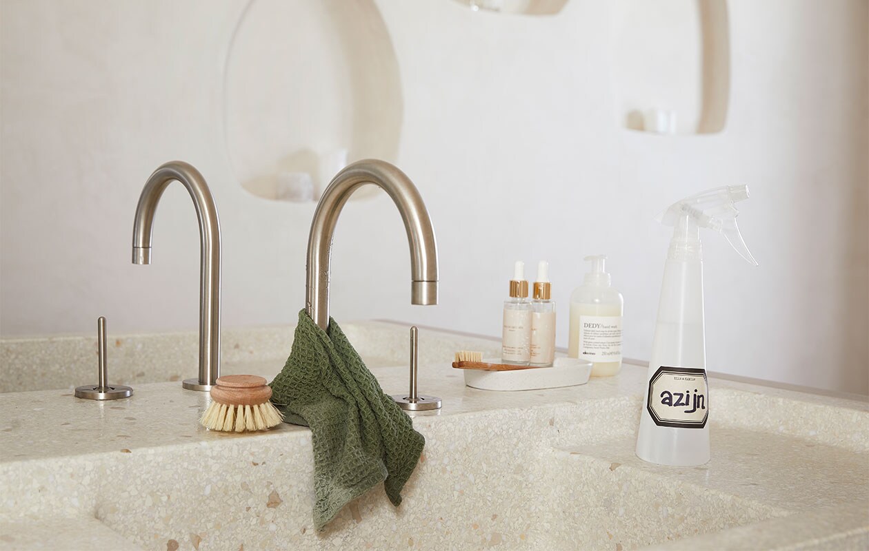 Wasbare katoenen vaatdoeken 3 stuks – groen – L 27 x B 27 cm – 16,95 (ZONE.DK), etiketten D&amp;K logo – 1,50 (Dille &amp; Kamille), flessenwisser babyfles – 30×5 cm – 3,25 (Dille &amp; Kamille), nagelborsteltje – beukenhout – 2,95 (Dille &amp; Kamille), schaaltje ovaal wit spikkel – 6,95 (Dille &amp; Kamille), handzeep – wit – (privébezit), beauty flesjes – (privébezit), ronde borstel – beukenhout – (Dille &amp; Kamille) JA (schoonmaakartikelen) | Styling Studio Marit Saladini, Fotografie Peggy Janssen | stylingassistentie: Paolo Roseti\n