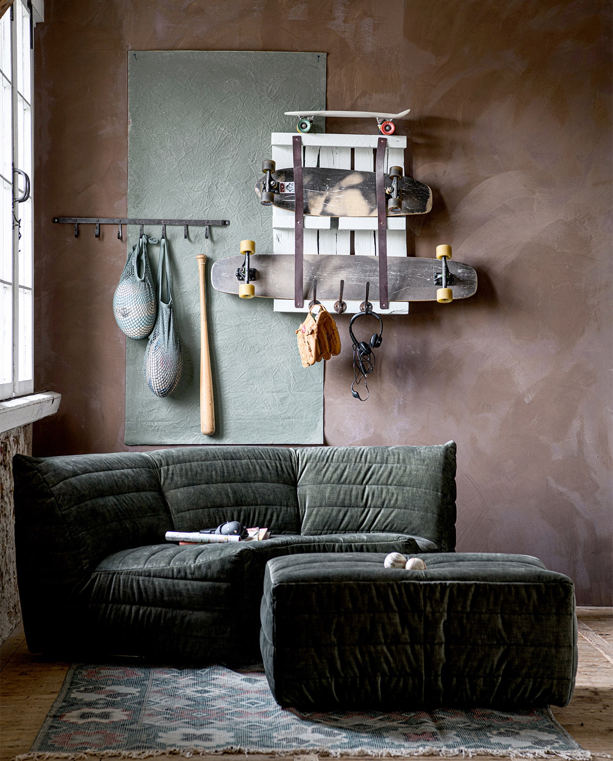 Kalkverf CC054 Truffel, per liter € 59,70 (cartecolori.nl). Velvet hoekelement Bag van Woood, 200x92x75 cm (bxdxh) € 999,-, velvet hocker Bag van Woood, 160x90x75 cm (bxdxh) € 299,- (basiclabel.nl). Vloerkleed Vestervig, wol en katoen, 160×230 cm € 249,-(ikea.nl). Kapstok Factory van Raw Materials Amsterdam € 22,95, leren riemen aan pallet € 19,80, ijzeren haken aan pallet dubbel XL, per stuk € 4,95 (loods5.nl). Katoenen nettas, 35×35 cm per stuk € 7,95 (dille-kamille.nl). Overig privébezit. vtwonen 02-2023 | styling Marit Saladini | fotografie Louis Lemaire | assistentie Ayah Aouladali, Rogier Punter | met dank aan combitex (com-anders.nl)\n