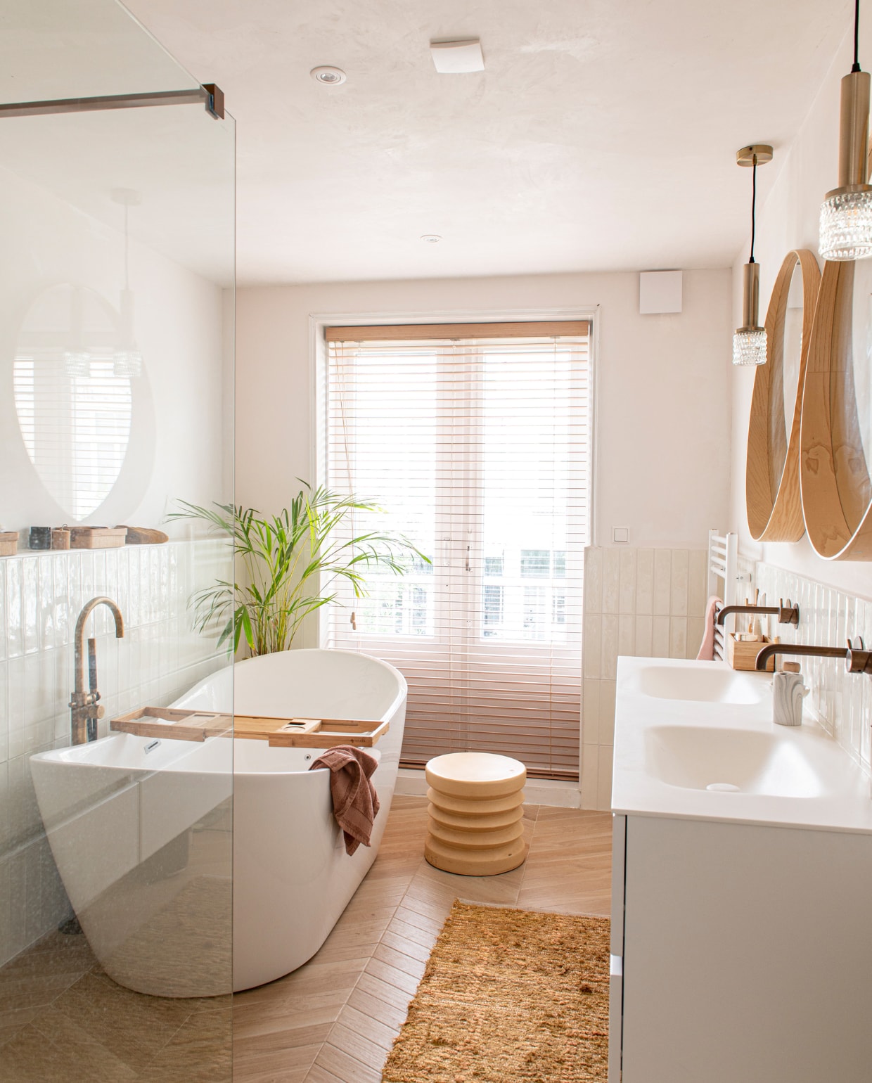 Bamboe jaloezieën Raamdecoratie, spiegels Ikea. Verouderd messing kranen Hotbath en wandmeubel Solid Surface via Sanitairwinkel. Kleed, hanglampen en kruk HKliving. Overig onbekend. BK 01-23 | productie De Binnenkijkers | styling Jeske Weel | fotografie Caroline Coehorst|