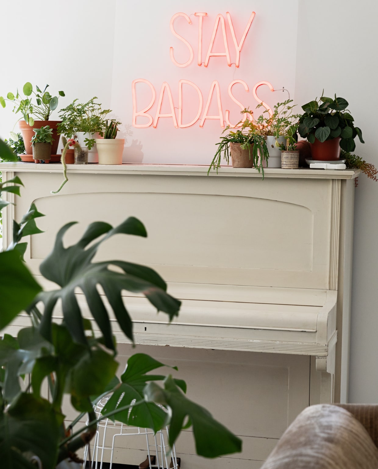 Muurkleur Ral 9016, neonlamp Bold Monkey, potten en planten Intratuin en kringloop. Piano Marktplaats. vtwonen 12-2022 | styling Ilona Jongepier | fotografie Dana van Leeuwen